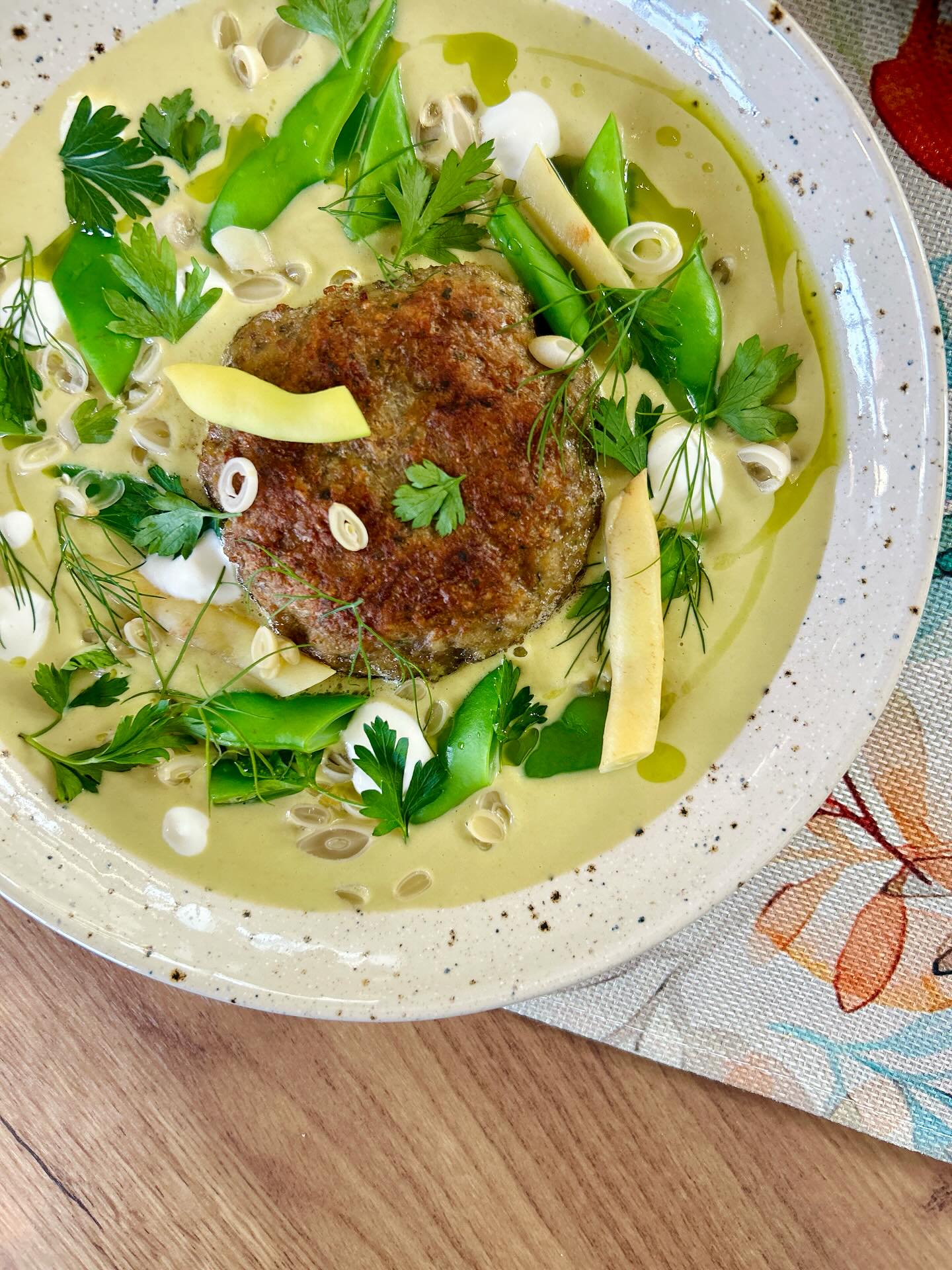 Heti ajánlat (2025.10.06.-2025.10.12.)
Hétfő-péntek 11.30-15.00
Szombat-vasárnap 11.30-17.00 
Tárkonyos raguleves
Kókuszos–citromnádas birsalmaleves
Batáta-variációk kacsamellel fűszeres szilvaraguval
Pirított fenyőmagos sültcéklasaláta ,gorgonzolával
Házi babfőzelék fűszeres húspogácsával, citrusos tejföllel
Füstölt tofuval töltött padlizsán
#emmarozs  #emmarozsgrand #emmarozsbistrot #weekly #szeged