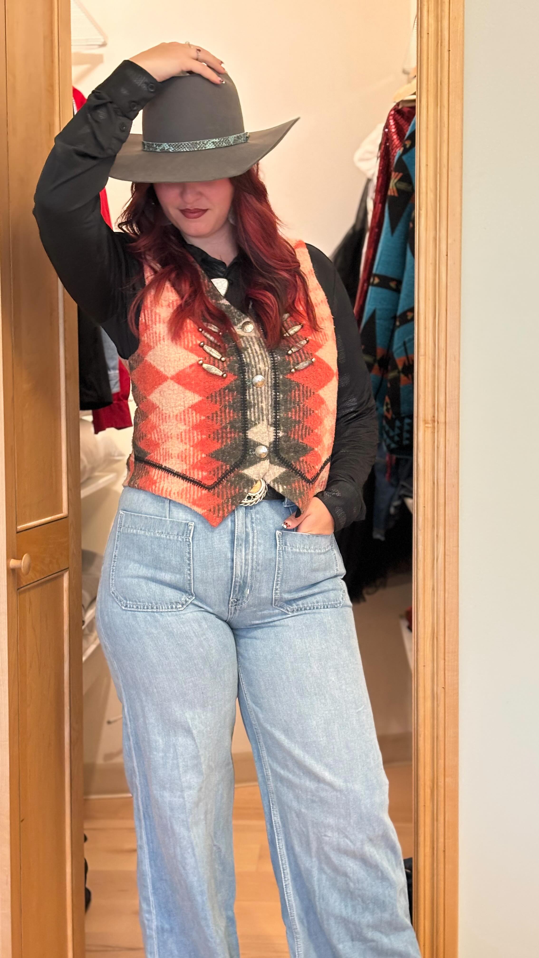 Day 2 of @canadianfinalsrodeo_official where I had the chance to catch up with a few of the competitors. Tagged in order:
-We talked to @cati.mcarthur a first time CFR qualifier in Barrels
-The current sitting @missrodeocanada Codi Wilson where she imparted some wisdom for the contestants hoping to win the title of Miss Rodeo Canada 2026
-Last but curtainly not least we caught up with round 2 winner @bradi_whiteside for break away where she did an impressive run of 2.6secs