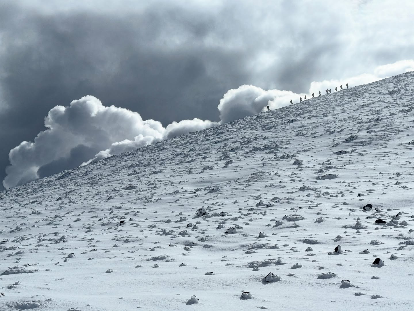 #Etna Central Craters • North Side | First snow ❄️
👉 Info/Prenota
🌍 https://www.etnative.com/etna-cratere-centrale
☎️ +393780861560
✉️ etnativo@yahoo.it