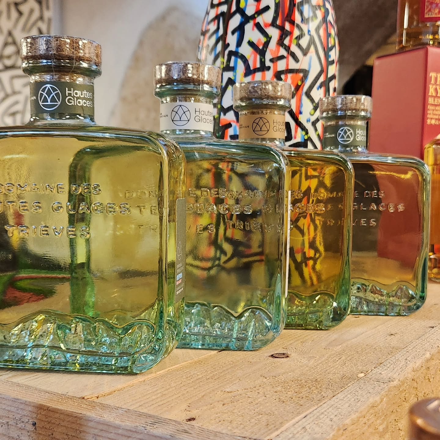 Les whiskies du domaine des @hautesglaces
Des whiskies du Trieves Haute Couture 😍😍😋
À découvrir absolument !!
#whisky #craftwhisky #trieves #isere #whiskyfrancais
#lanatureduvin #saintgenispouilly #geneve #ferneyvoltaire #thoiry #divonnelesbains