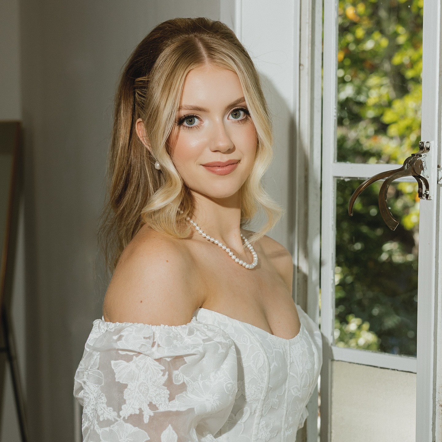 I’ve been bringing bridal dreams to life since 2004, and I’m excited to remind you that I specialize in wedding makeup! Whether you envision a timeless elegance or a bold statement, I’m here to ensure you look and feel your absolute best on your big day.
If you or someone you know is planning a wedding, I’d love to be part of that magical journey! DM me for inquiries, and let’s create unforgettable moments together! 🥂💕
Bride: @lillyferenceihair
Hair: @ccleehair
Makeup: yours truly!