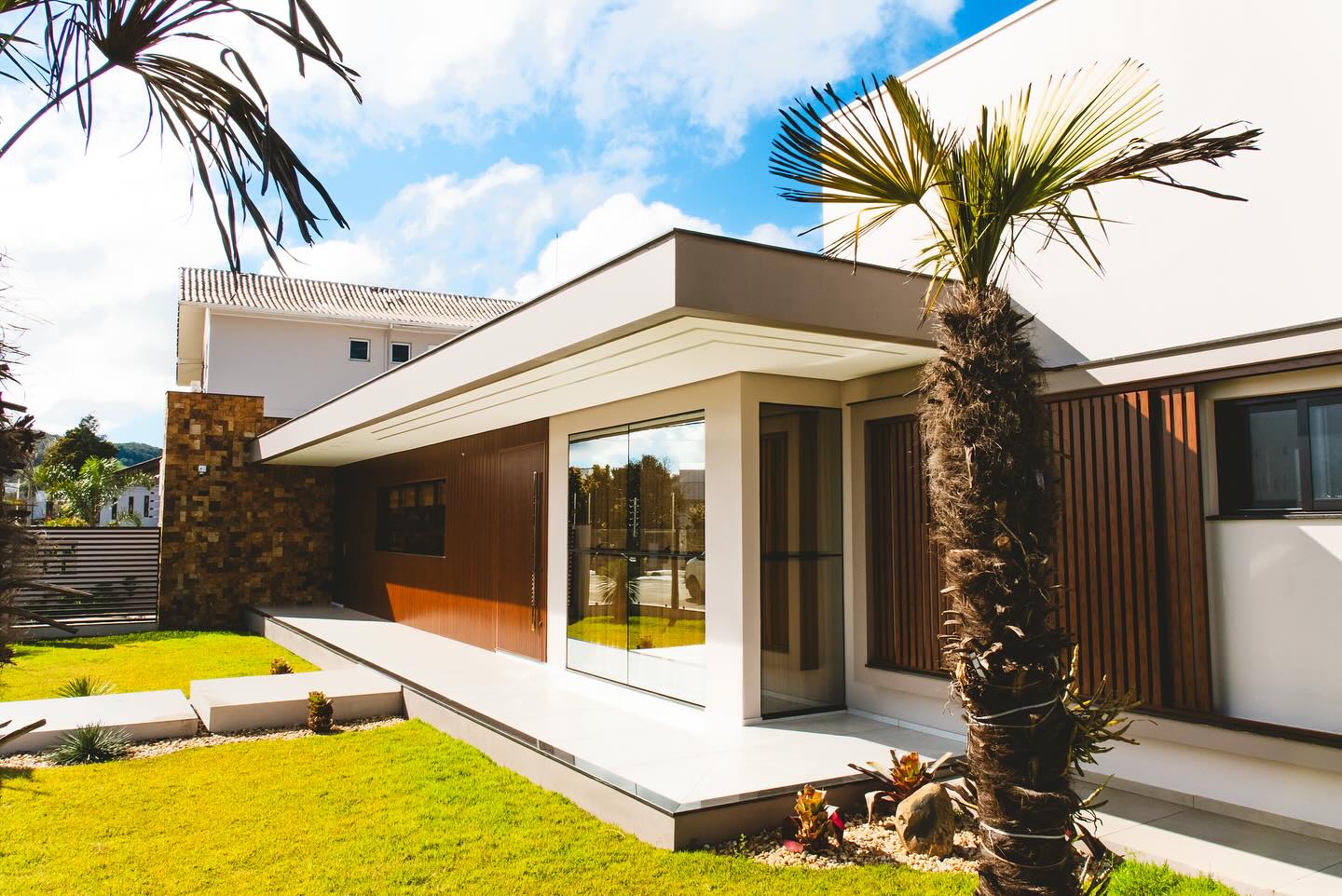 Quando o design e a qualidade se encontram, o resultado é uma obra única! 🤩
Nesta obra, o alumínio preto e amadeirado se destacam em perfeita harmonia, trazendo um contraste elegante, contemporâneo e acolhedor à fachada.
Há mais de 23 anos entregando sonhos.
#obra #vidro #fachada #construção #aluminio