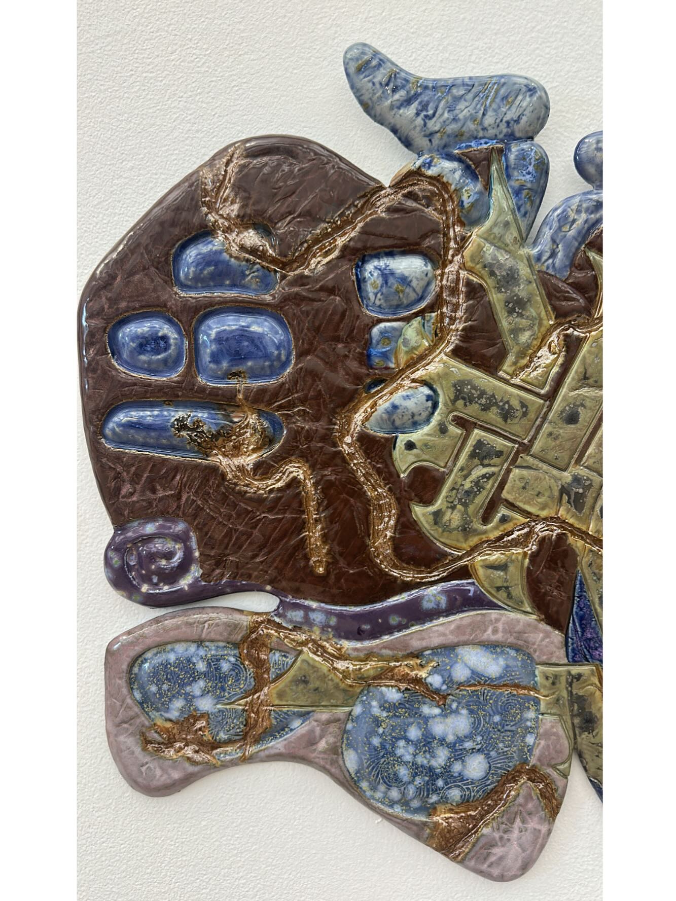 ✨ Details from Aurora of Love ✨
Stoneware, 1241°C
2025
The work consists of 41 ceramic panels, each measuring 50 × 50 cm. In every panel, a synonym for the word love in Arabic is employed. Together, these panels form a wall installation measuring 9 × 3 m—a constellation of shapes, textures, and colors that reflect the many layers of what love can be.
Close-up views reveal tactile surfaces, flowing lines, and the depth of glazes that bind the pieces into a unified whole—a whole that invites the viewer to reflect on the infinite meaning of love, and how it may manifest in diverse forms that transcend the boundaries of language, culture, and time.
@telemarkkunstsenter
يتكوّن العمل من 41 جداريّة خزفيّة، بقياس 50 × 50 سم لكل قطعة. في كلّ جداريّة تم توظيف مرادف لكلمة «حب» باللغة العربيّة. هذه الجداريّات تُشكّل معاً تركيباً جداريّاً بمساحة 9 × 3 م، كوكبة من الأشكال والقوام والألوان التي تعكس طبقات متعدّدة لما يمكن أن يكون عليه الحب.
تُظهر اللقطات القريبة الأسطح الملموسة، والخطوط المتدفّقة، وعمق ألوان الزجاج الذي يربط الأجزاء معاً في كيان واحد. كيان يدعو المتلقي إلى التأمّل في المعنى اللامتناهي للحب، وكيف يمكن أن يتجلّى في صور متعدّدة تتجاوز حدود اللغة والثقافة والزمن.