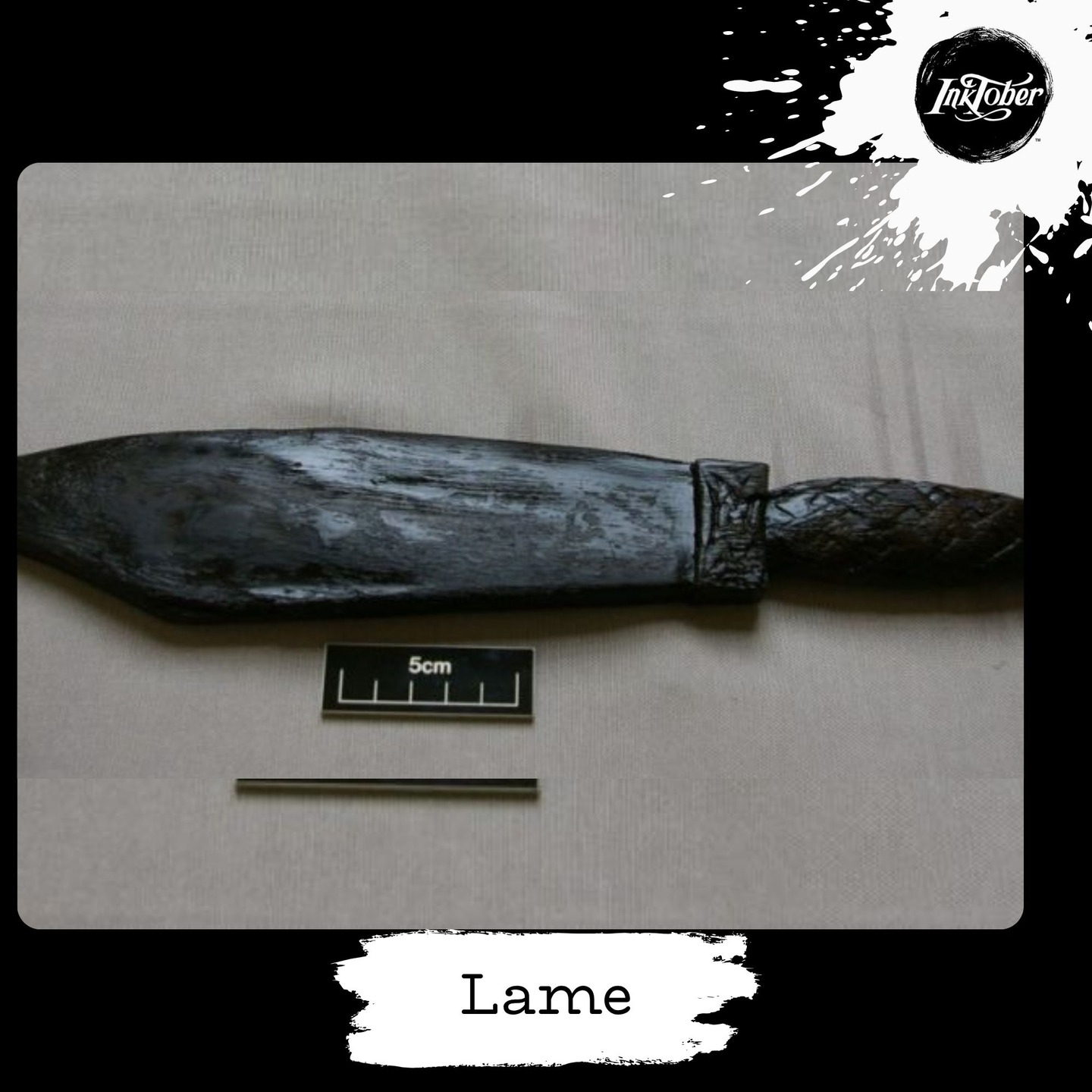 ✨ Jour 5 – Inktober 2025 ✨
Mot du jour : Lame
Aujourd’hui, je vous emmène chez les Vikings !
Alors c’est vrai que lorsqu’on parle de Vikings et qu’on y associe le mot lame, on imagine tout de suite les combats, les pillages et quelques barbes tressées au vent 🤣
Mais la réalité de cette lame-là est toute autre…
Une découverte intrigante qui a donné du fil à retordre (c’est le cas de le dire !) aux archéologues.
Je vous souhaite une belle découverte.
#inktober2025 #inktober2025jour5 #muséedepicardie #cork #lame