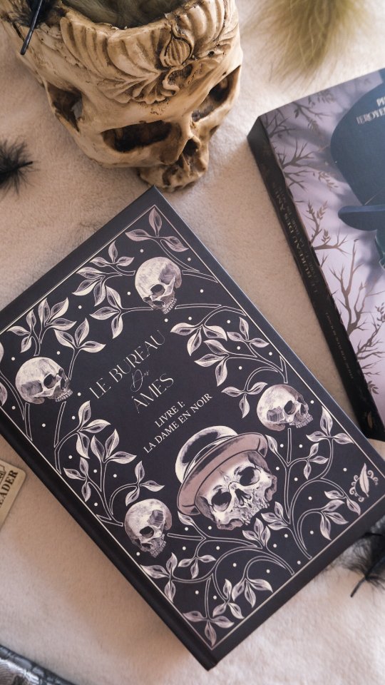 Plus que 48h pour réserver votre édition collector !
Le Bureau des Âmes revient en librairie le 31 Octobre sous sa version Broché.
En attendant, rendez-vous sur le compte de la maison d' @editions_octoquill pour vous procurer sa version collector illustrée avec jaspage, en édition limitée 💀
Mots-clés : sortie littéraire - littérature de l'imaginaire - thriller fantastique - fantasy - édition collector - roman
Hashtags: #bookstagramfrance #bookstagram #bookstagramfr #sortielittéraire #pumpkinchallenge #livre #roman #fantasy #thrillerfantastique #livreyoungadult #esoterisme #vieapreslamort