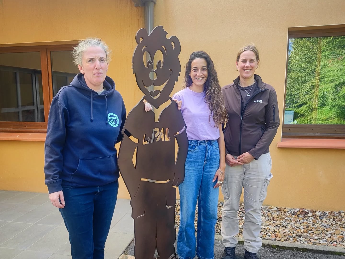 🇫🇷 🐘🙏🤍 Un immense merci au Parc Le Pal, à la Fondation Le Pal Nature et tout particulièrement à Camille, Rosemary et Arnaud pour leur soutien inconditionnel depuis le tout début de l’aventure Stand Up 4 Elephants. Depuis 2018, la Fondation nous soutient également financièrement dans notre programme de sensibilisation et de réduction des conflits entre humains et éléphants sauvages au Népal.
Grâce à eux, nous avons encore eu la chance cet été de tenir un stand lors des week-ends Conserv’Action, pour rencontrer le public et sensibiliser autour de la cause des éléphants.
Nous avons également eu le plaisir d’organiser des "Rencontres" au Caquetoire à Dompierre et chez Oliv’ et Tomme à Moulins, où nous avons été accueillis avec tant de chaleur.
Un grand merci à tous, et rendez-vous l’année prochaine !
🇬🇧 🐘🙏🤍 A heartfelt thank you to Le Pal, the Le Pal Nature Foundation, and especially Camille, Rosemary, and Arnaud for their unwavering support since the very beginning of Stand Up 4 Elephants. Since 2018, the Foundation has also been providing financial support for our awareness program and our efforts to mitigate human–wild elephant conflict in Nepal.
Thanks to them, we once again had the opportunity this summer to set up a stand during the Conserv’Action weekends, meeting the public and raising awareness about the elephants’ cause.
We also had the pleasure of hosting "Meetings" at the Caquetoire in Dompierre and at Oliv’ et Tomme in Moulins, where we were warmly welcomed.
Many thanks to all, and see you next year!
@lepalofficiel @fondationlepalnature @ellimacmolinetti