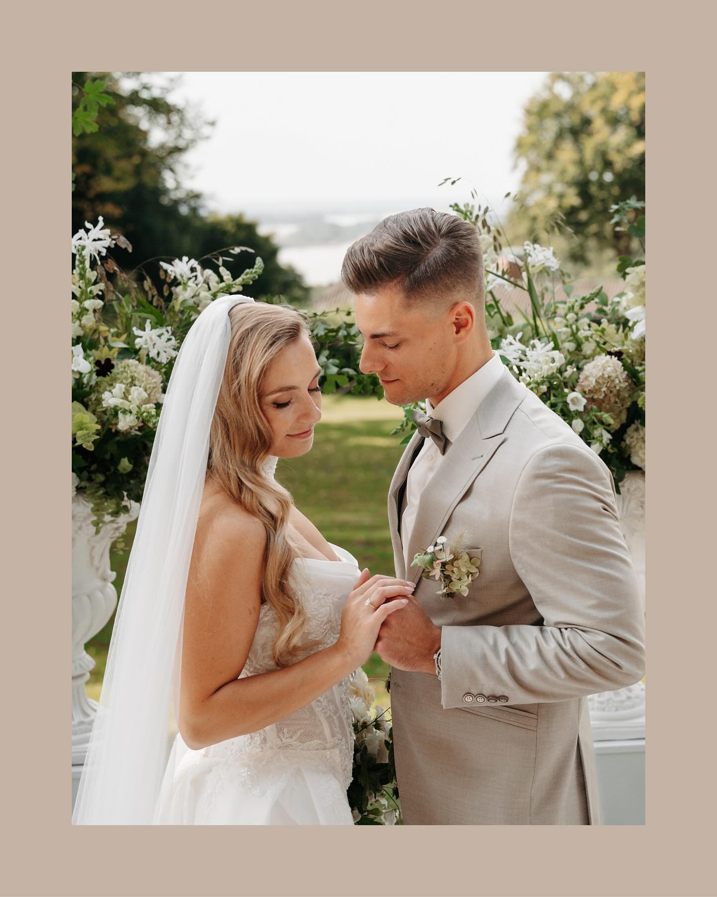 Ein Editorial, das klassische Eleganz und moderne Ästhetik vereint. Im Fokus standen natürliche Emotionen, feine Details und ein Look, der zeitlose Schönheit mit hanseatischer Zurückhaltung verbindet.
Ein Tag, an dem alles ineinandergreift – Stil, Atmosphäre und Authentizität.💎🙌🏼
Konzept & Planung: @inlovewetrust_weddings
Fotografie & Creative Director: @jaronkwast.photography
Zweite Fotografin: @kristinpartes_wedding
Location: @elsa_braendstroem_haus
Modelpaar: @kt.modelcouple
Brautmode: @truesociety_hamburg
Floristik: @24seasons.of.flowers
Dekoration: @twinflair_eventstyling
Torte & Candybar: @partytortenhh
Hair & Make-up Artist: @gesalina_de
Papeterie & Banner: @lachundlinie.design
Sängerin: @naemijoy
Violinistin: @moi_music
Trauringe: @yes.trauringe
Brautschmuck: @sternenauge_official
Barcatering: @sweetandsour_barcatering
Traurednerin: @lilly_redet
Wedding Day Manager (Assistenz): @seaside.weddings
Content Creator: @contentcreatorhamburg
Anzüge Flowerboys:@modemaxhansen_tolk
_
_
_
_
_
_
_
#oldmoneywedding #elsabrändströmvilla #hamburgwedding #hochzeitshamburg #hochzeitsinspiration #fineartwedding #hochzeitsfotografhamburg #luxurywedding #styledshoot #weddingeditorial #elegantwedding #weddinginspiration #bridetobe2025 #weddingdesign #jaronkwastphotography #oldmoneyaesthetic #hamburgphotographer #modernromance #classywedding #timelesslove