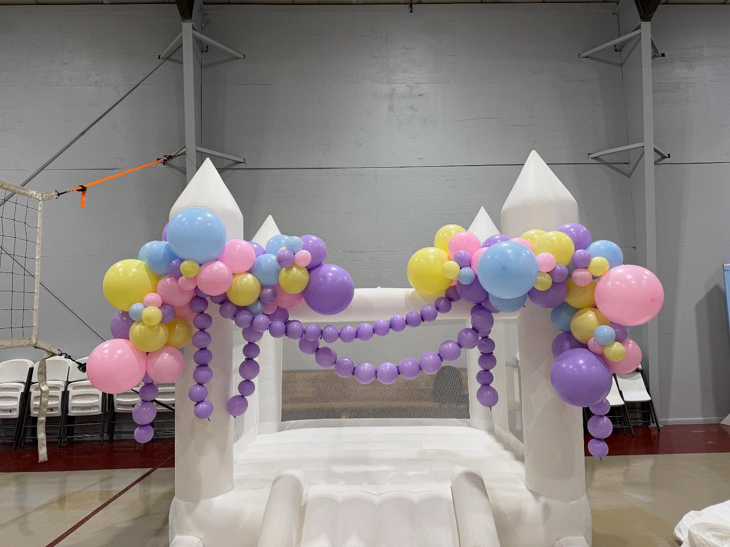 A royal setup fit for a 4-year-old princess! 👑💜
Booking now for Halloween & holiday parties because who doesn’t love a balloon garland? ✨
#huntsville #huntsvilleballoons #balloonbouquet #balloonarch #balloongarland #balloonstylist #balloonart