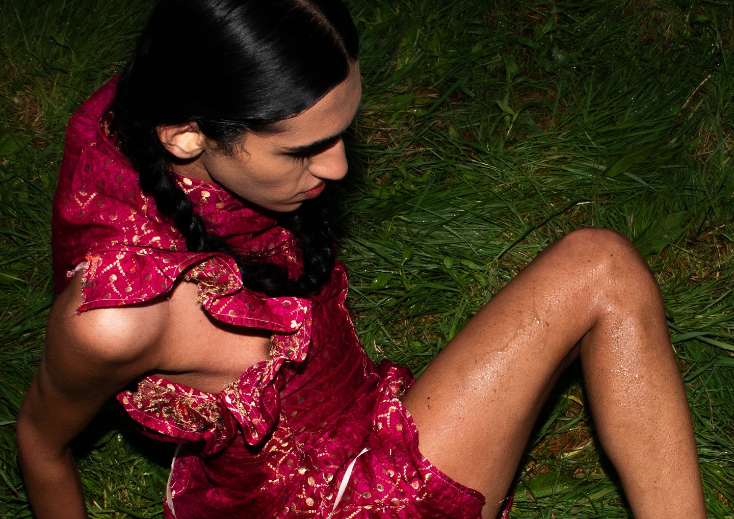 andaṁ (అందం • beauty) look 3
Andam is a visual story that reimagines South Asian femininity through a modern lens. At its heart, the concept explores how the South Asian diaspora in the UK are reviving and reinterpreting traditional beauty rituals we’ve grown up with, and how we embrace these precious parts of our heritage with the lives we’ve built here.
Going beyond the surface, and a bit more personal ; to me, Andam is inspired by the beauty rituals passed down to me by the women in my family. In India, at least in my experience, beauty has never felt purely superficial or visual. It’s something deeply personal, tied to tradition, connection, and emotion.
Practices like hair oiling, wearing bindis, applying mehendi (henna), nalugu snanam (a traditional herbal bath) have always been about more than just looking beautiful. These moments were about bonding. For me, they were intimate rituals that brought the women in my family closer, creating space for conversation, closeness, and care.
Now that I live far from home, no longer in Hyderabad with my mom and my ammama I’ve had to start doing these beauty rituals alone. That shift made me reflect. Were we doing these routines just for beauty’s sake, to get shinier hair or clearer skin? Or was it more about the time spent together? Because doing them in solitude feels entirely different. That contrast sparked the concept for this shoot: how do we, as the modern youth, reinterpret beauty traditions when we’re away from home? How do we carry forward these rituals in a way that still feels intimate and meaningful?
So grateful to the team , appreciate all of you beyond words!!!!
creative direction & styling @harinisedit
photography @mazana___
model @moisonpill
makeup @rakshaa_joshi
photography assistant @msulekk
set assistant @palakmande
hair by @harinisedit @rakshaa_joshi
dress by @reuben.harris
music @aksharuh