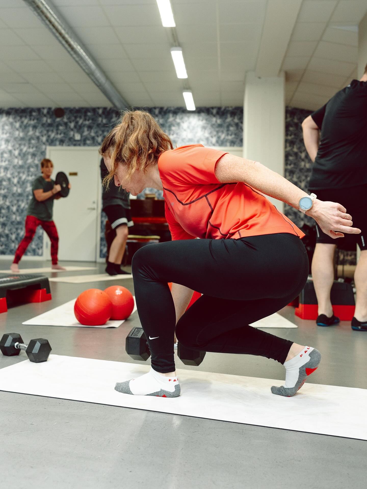 Vill du träna i en personlig och trygg miljö? Då är vi stället för dig!
Vecka 43-45 startar vi upp höstens sista grupper. Vi erbjuder allt från lugn återhämtande yoga till mer fartfyllda styrkepass.
Välj mellan PT small group där du tränar i en liten grupp om max 6 deltagare tillsammans med en personlig tränare till teamtraining - en grupp om 10-12 deltagare. Alltid med det personliga i fokus!
In och kika på hemsidan (länk i bio) vad du skulle vilja vara med på! Flera av våra grupper är redan fullbokade eller har få platser kvar!