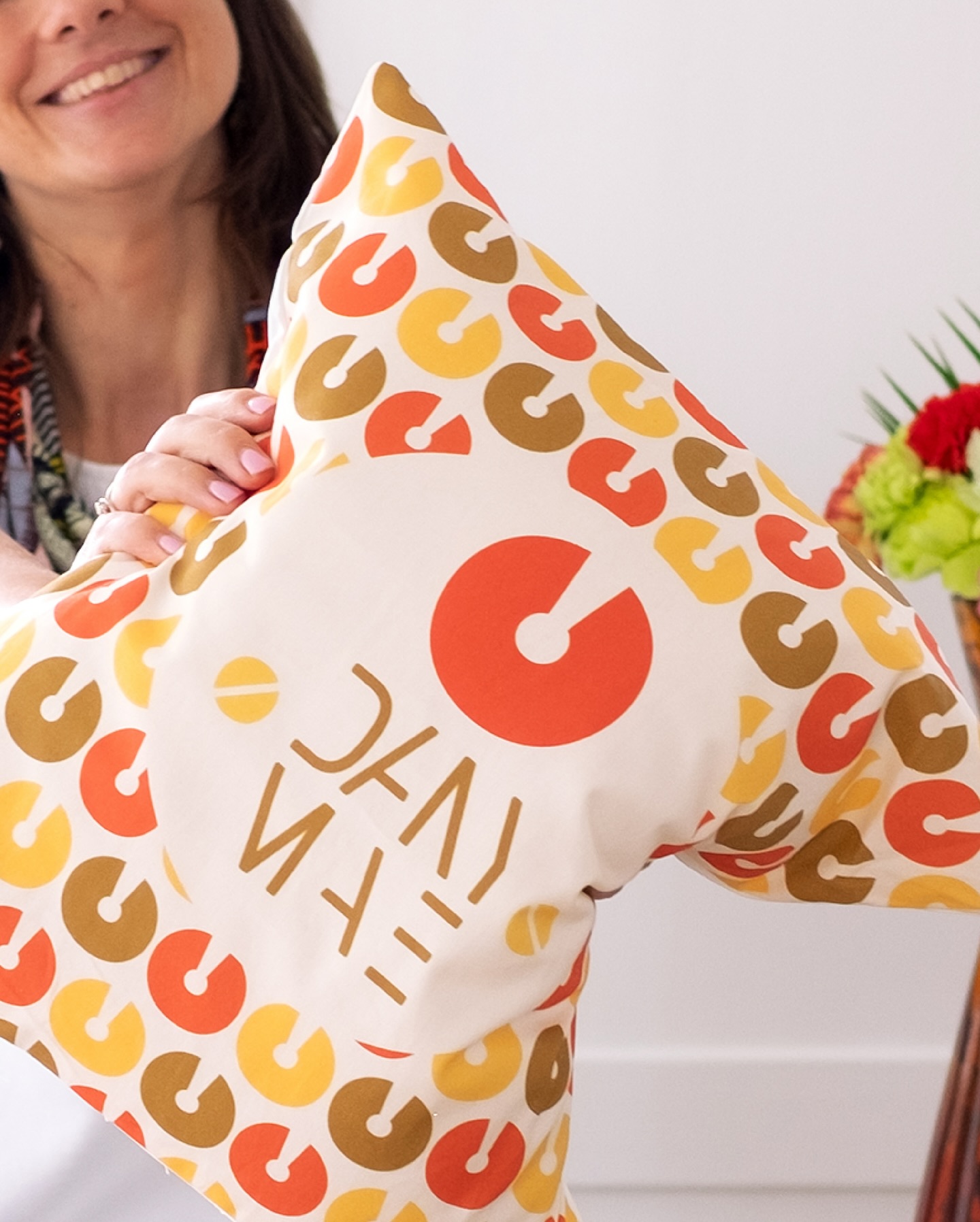 Ich kann es kaum erwarten, mein Grafikstudio zu eröffnen!
Ein Ort, an dem die Details wirklich den Unterschied machen und wo alles – vom Logo bis hin zu den Einrichtungselementen – meine Vision widerspiegelt.
Ich wollte meine visuelle Identität auch im Raum selbst spürbar machen, um mich endlich am richtigen Ort zu fühlen. ✨
Foto: @raichinimarianna
#OfficinaDanyMae #Buochs #Nidwalden #Neueröffnung #Grafikdesign #selbstgemacht #kunst #Herzensprojekt #SchweizerDesign #Designliebe #KreativLaden #corporateidentity #SelbstgemachtMitLiebe