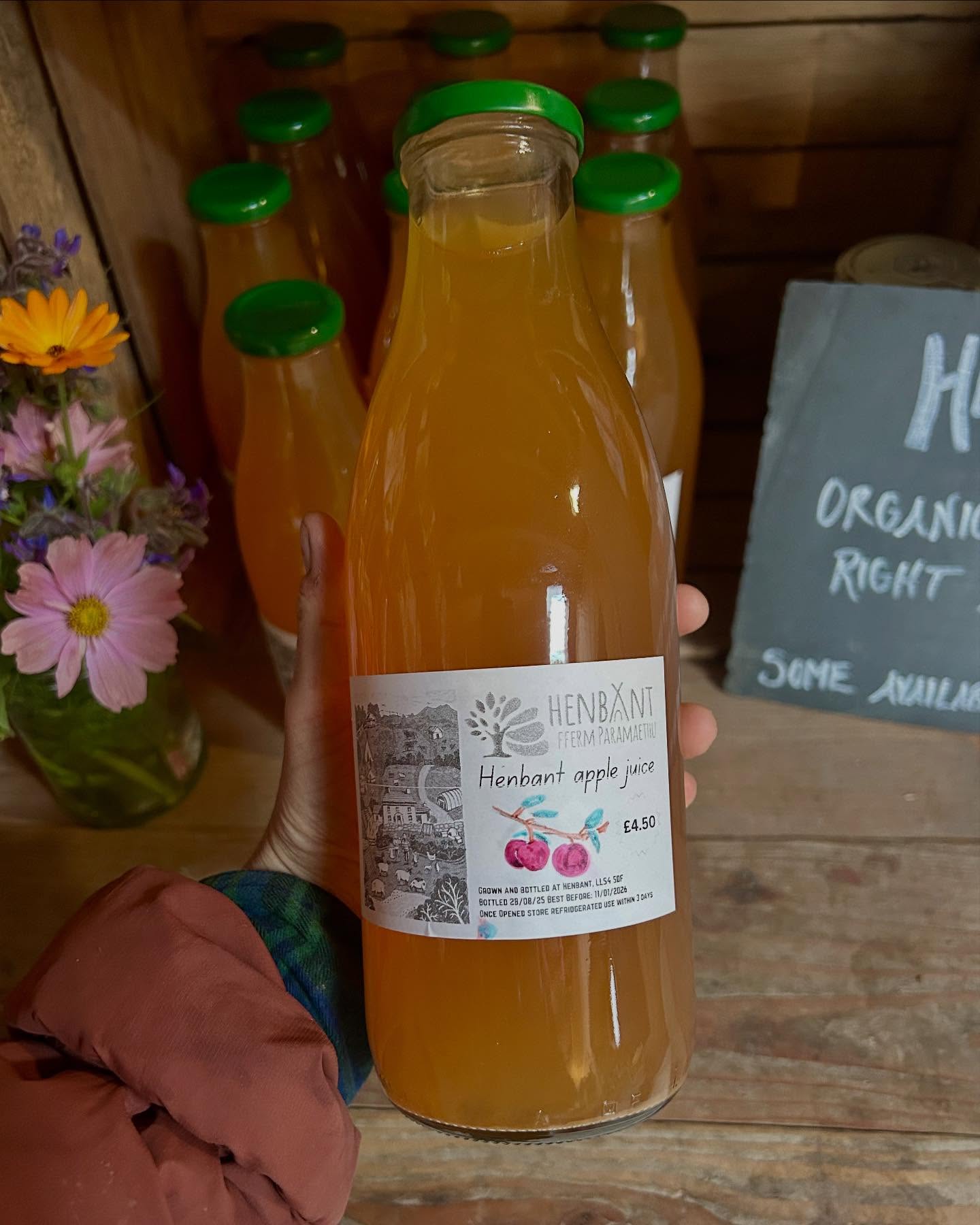 🍎Henbant Apple Juice🍎 Grown, pressed and bottled on the farm! Nothing added, nothing taken away, just the orchard in a bottle. 🍎£4.50🍎