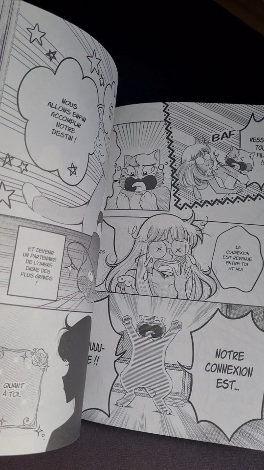 Magical Girl : Mode d'Emploi T.1 est disponible en librairie ! 🩷✨️⭐️
🐱 Son boss la licencie, son chat la recrute !
Résumé:
Le jour de son anniversaire, Victoria, 30 ans, perd son emploi. De retour chez elle, effondrée, elle ne trouve pour seul réconfort qu’un gâteau d’anniversaire envoyé par son père… et le regard insistant de Juanito, son chat rondouillet et affamé.
C’est alors que Juanito, entame la conversation ! Et cela fait des années qu’il attend ce moment précis pour lui révéler une vérité capitale : elle est destinée à devenir… sa Magical girl.
Un peu de fantaisie, juste un peu de magie : bienvenue dans la nouvelle vie de Victoria, une héroïne hors du commun !
⭐️ N'hésitez pas à le commander auprès de votre libraire. 📚
#AngelicaSharma #magicalgirlmodedemploi #manga #mangaFR #creamanga #mangamadeinfrance #magicalgirl #sailormoon #creamy #gigi #magie #himour #fantasy