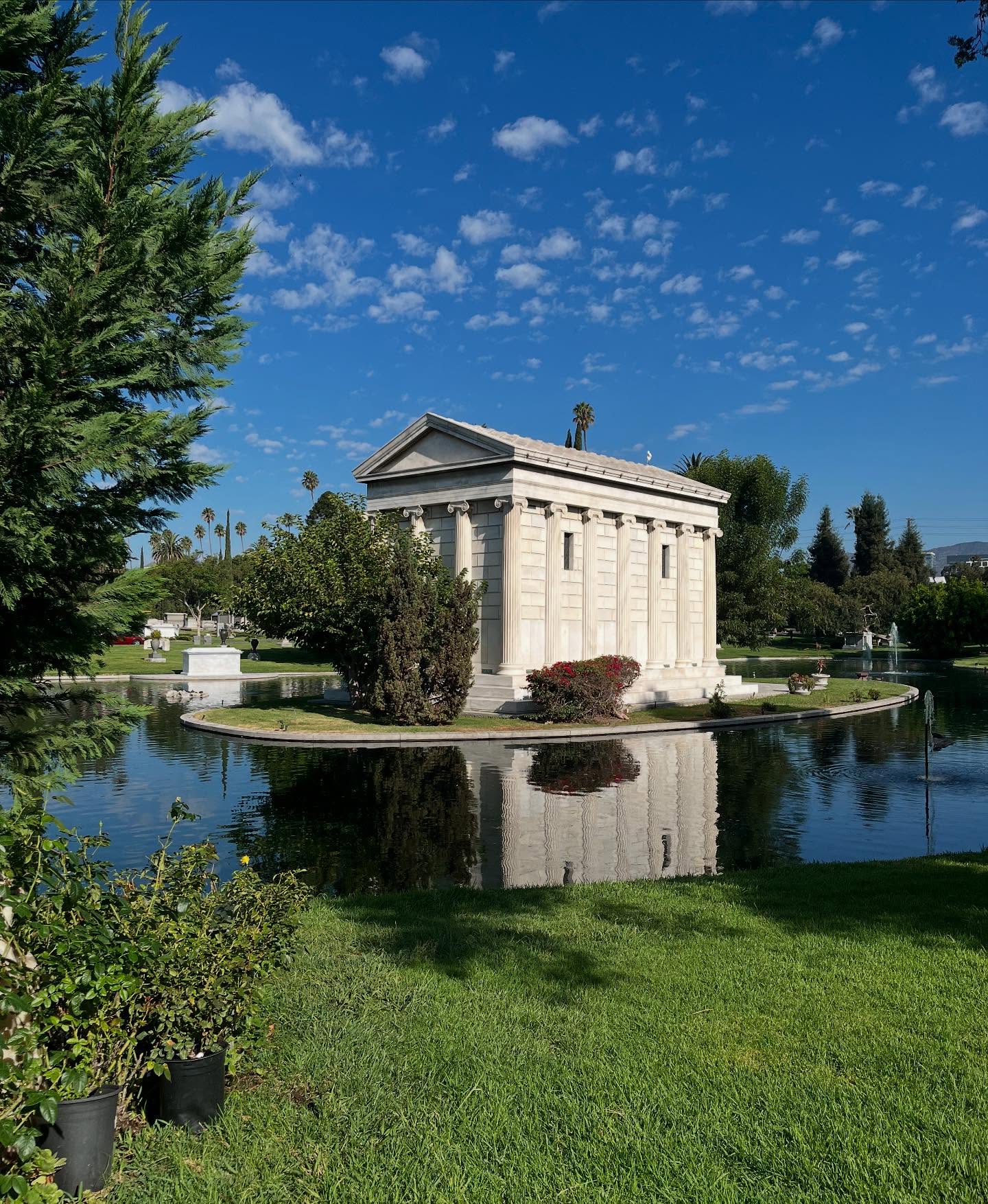 I love walking through cemeteries ✨