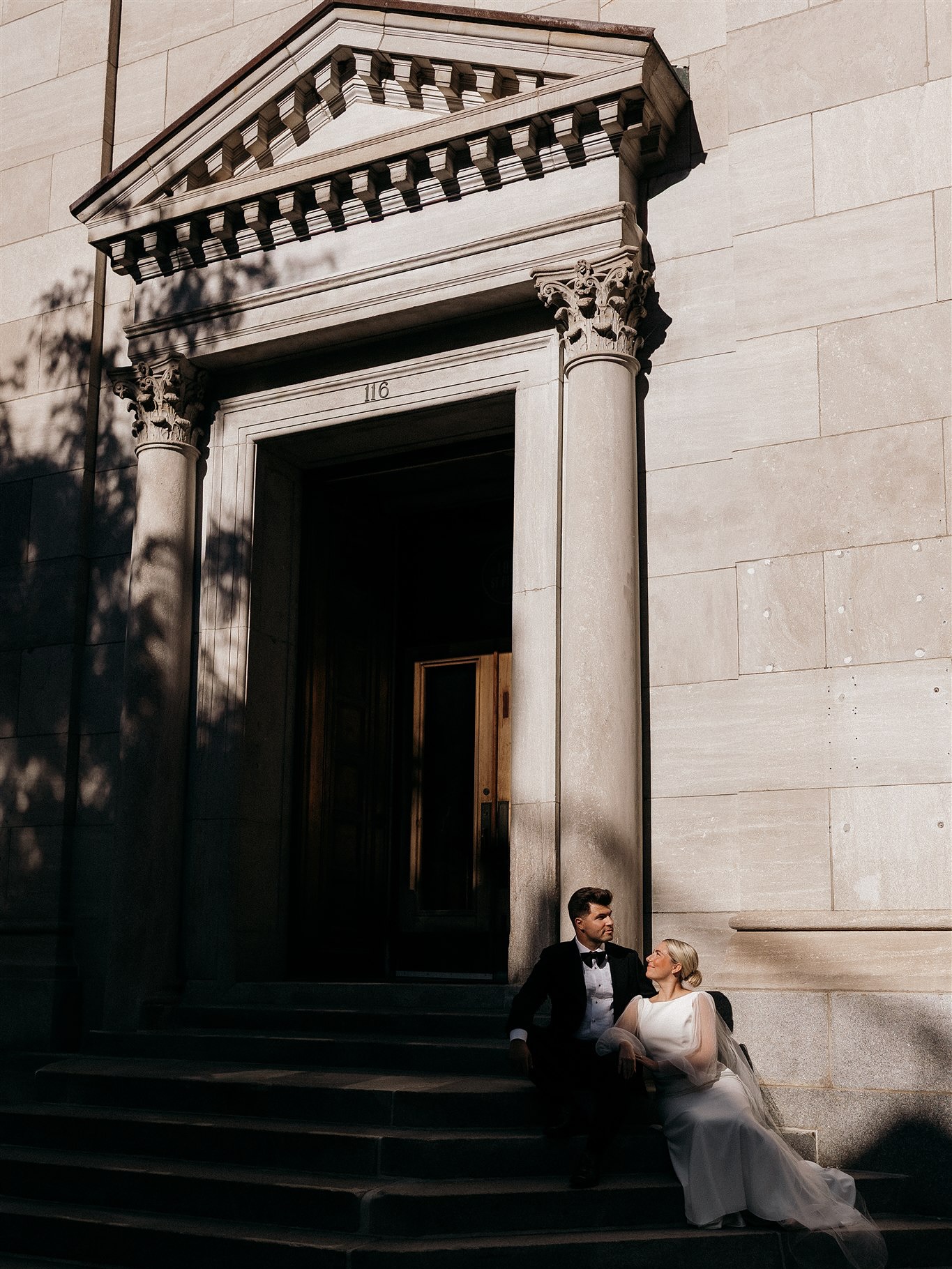 Certaines rencontres marquent.
Le coup de cœur avec Laurence et Adam est né dès la séance de fiançailles, Simone leur complice à quatre pattes en vedette.
Cette intuition s’est magnifiquement confirmée : travailler avec ces deux personnes charismatiques a été un véritable bonheur – leur chaleur humaine, leur confiance absolue, cette connexion instantanée qui transcende le simple cadre professionnel.
Une journée en toute intimité ; parfait pour célébrer l’essentiel : les liens qui comptent vraiment. Dans l’atmosphère feutrée du @arvirestaurant, fraîchement étoilé Michelin, chaque détail a pris vie avec une grâce naturelle.
Accompagnés à merveille par @cremesodaevenement, qui ont rassemblé une équipe de fournisseurs exceptionnelle qui a su créer une esthétique sophistiquée avec une touche résolument moderne.
Leur confiance aveugle accordée me touche profondément. C’est exactement pour ces moments-là que je fais ce métier – pour créer des expériences qui résonnent, qui marquent, qui restent.
À vous deux (et Simone 🐾), merci de m’avoir permis d’être témoin de votre histoire. 🤍
.
.
.
Mariés;
Planification; @cremesodaevenements
Fleur; @fleurdeurope
Robes; @dreamityourselfmontreal
Arts de la table; @lavieestunefete.ca
Assistante; @maecaouette
Chaussures: @dior