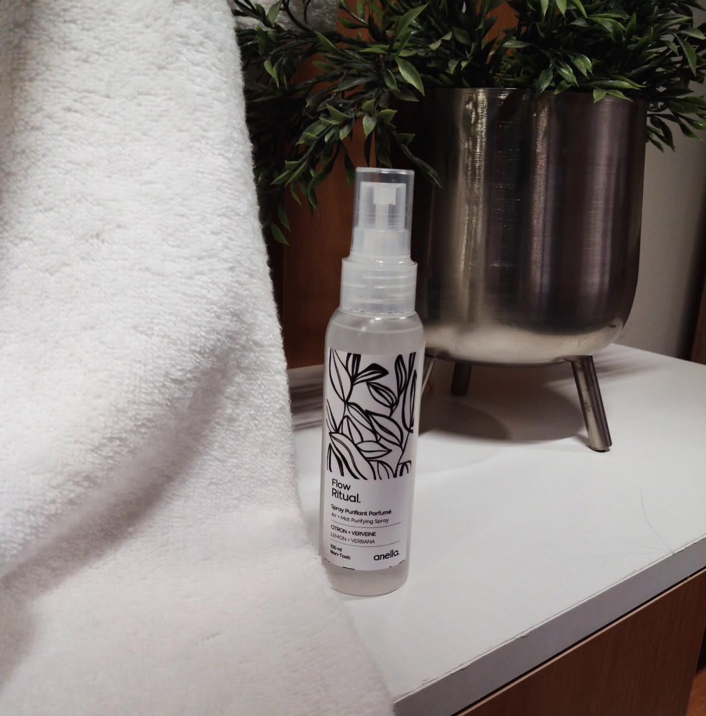 Spray 2-en-1 à base d'huiles essentielles pour assainir vos tapis de Yoga, accessoires, sacs et énergiser l’espace de pratique.
95% d'origine naturelle. Sans parabènes, SLES, SLS ni colorants artificiels, ce spray offre une solution sûre et non toxique pour maintenir propreté et fraîcheur.
Double action immédiate : assainit textiles et accessoires, revitalise l’atmosphère
Expérience sensorielle : notes fraîches, pétillantes et apaisantes
Formule naturelle et non toxique : huiles essentielles et agents botaniques anti-microbiens
Formule concentrée : quelques vaporisations suffisent