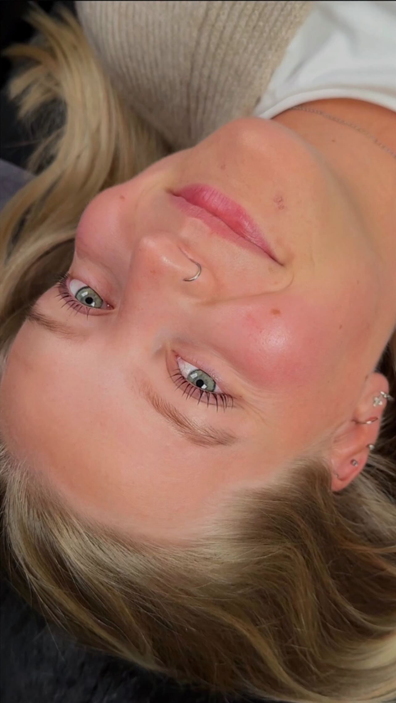 Keine Mascara, keine Wimpernzange, nur DU und dein perfekter Augenaufschlag 💫
Das ist der Zauber eines Lash Liftings!
Verwendete Produkte:
• CURL++ (Coming Soon)
• POWDER (Coming Soon)
• Lashlift Balm
• Fixing Lotion Nr. 2
• Mythic Drops (Pads)
#lashlift #koreanlashlift #starkcosmetics #new #comingsoon #lashlamination #browlift #lashes #vorhernacher #beforeandafter