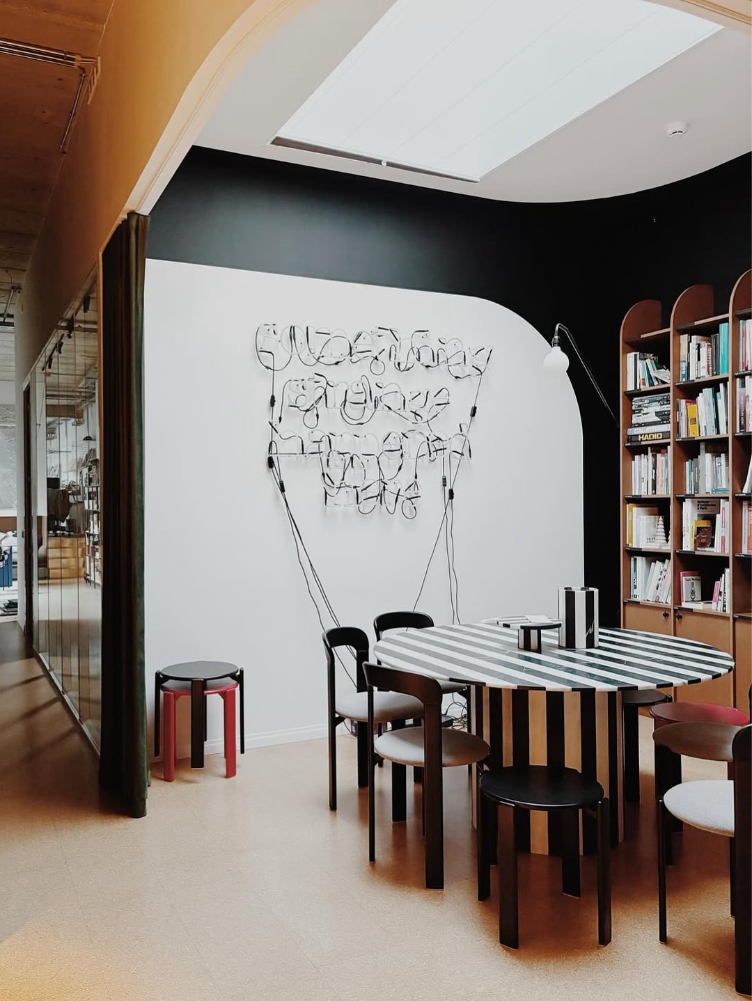 La Frida Dining Table
Une pièce unique, dessinée et réalisée sur-mesure pour un bureau d’architecte au Luxembourg. @ellearchitects
Son design en marbre noir et blanc, rythmé par des rayures graphiques, allie force visuelle et équilibre intemporel.
Chaque bande de pierre est soigneusement taillée et assemblée à la main, créant un jeu de contrastes saisissant entre lumière et profondeur. Plus qu’une table, c’est une sculpture fonctionnelle, pensée comme un point de rencontre et de création.
📍 Luxembourg
🖤 Marbre noir & blanc
📏 Ø150 cm – H77 cm
💪 Installation @jamtransports
—
#StudioGaia #FridaDiningTable #MarbleDesign #BespokeFurniture #InteriorArchitecture #LuxembourgDesign