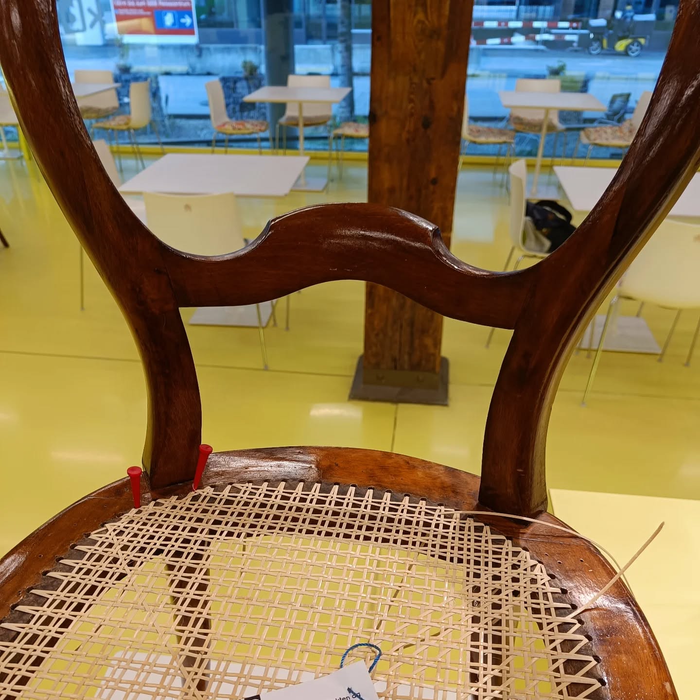 Vor einem Jahr durfte ich während der Systemumstellung in der @kantonsbibliothekbaselland eine meiner Arbeiten zeigen.
Ich war ein bisschen nervös und aufgeregt. Denn seit dem letztem Jahr habe ich das grosse Glück einen weiteren Job ausführen zu können der mir viel Spass macht.
Die Abwechslung zwischen meinem geliebten Handwerk, dem Kundenkontakt und dazu in einem tollen Team arbeiten zu können, macht mich glücklich und zeigt mir täglich, dass dies nicht selbstverständlich ist.