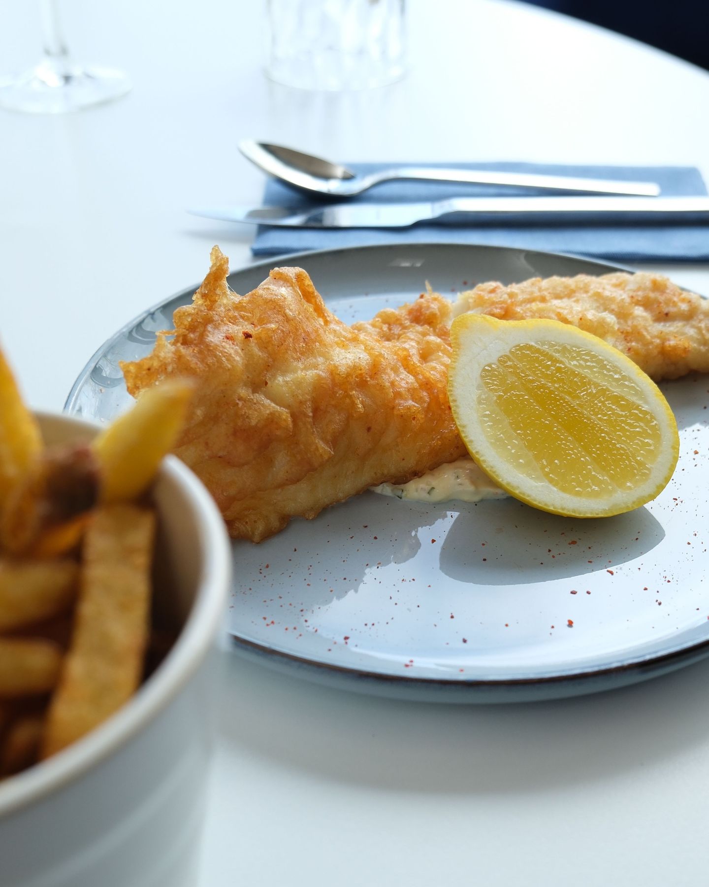 Fish and chips, sauce tartare et frites fraiches maison : un régale pour les amoureux du poisson en quête de gourmandise 🐟