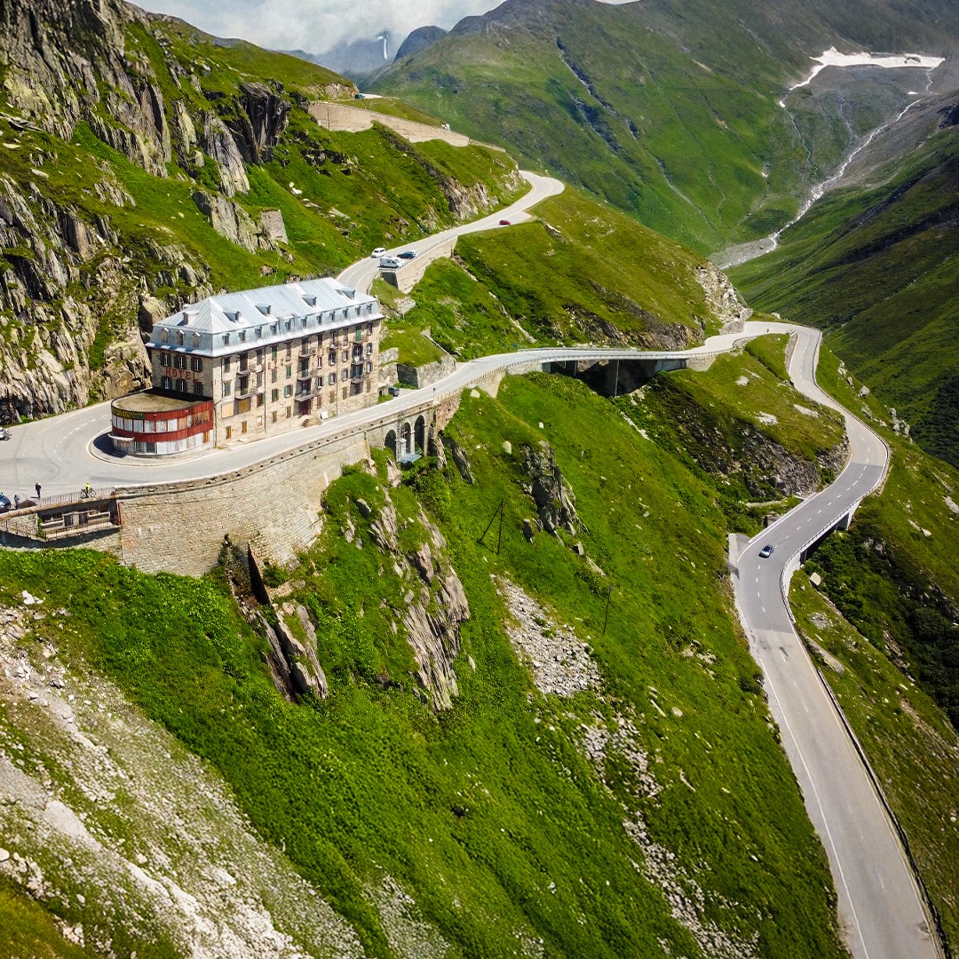 📍Furkapass, Suíça
Uma estrada que parece ter sido desenhada à mão, entre glaciares, penhascos e nuvens. O cenário? Cinematográfico. Tanto que já foi palco de filmes como 007 – Goldfinger.
Mas nada se compara a vivê-lo sobre duas rodas.
A cada curva, uma nova pintura.
A cada quilômetro, o silêncio das montanhas sendo rasgado pelo ronco do motor.
E no topo, o lendário Hotel Belvédère observa tudo — firme, solitário e icônico.
🌍 2.429 metros acima do mar
🛣️ Estrada alpina histórica
🏍️ Um clássico das rotas suíças
Já colocou o Furkapass na sua lista?
#Furkapass #HotelBelvedere #Mototurismo #ViagemDeMoto #TourDeMoto #XtradaExpeditions #BMWGS #RoteiroDeMoto #AlpesSuíços #PassoFurka