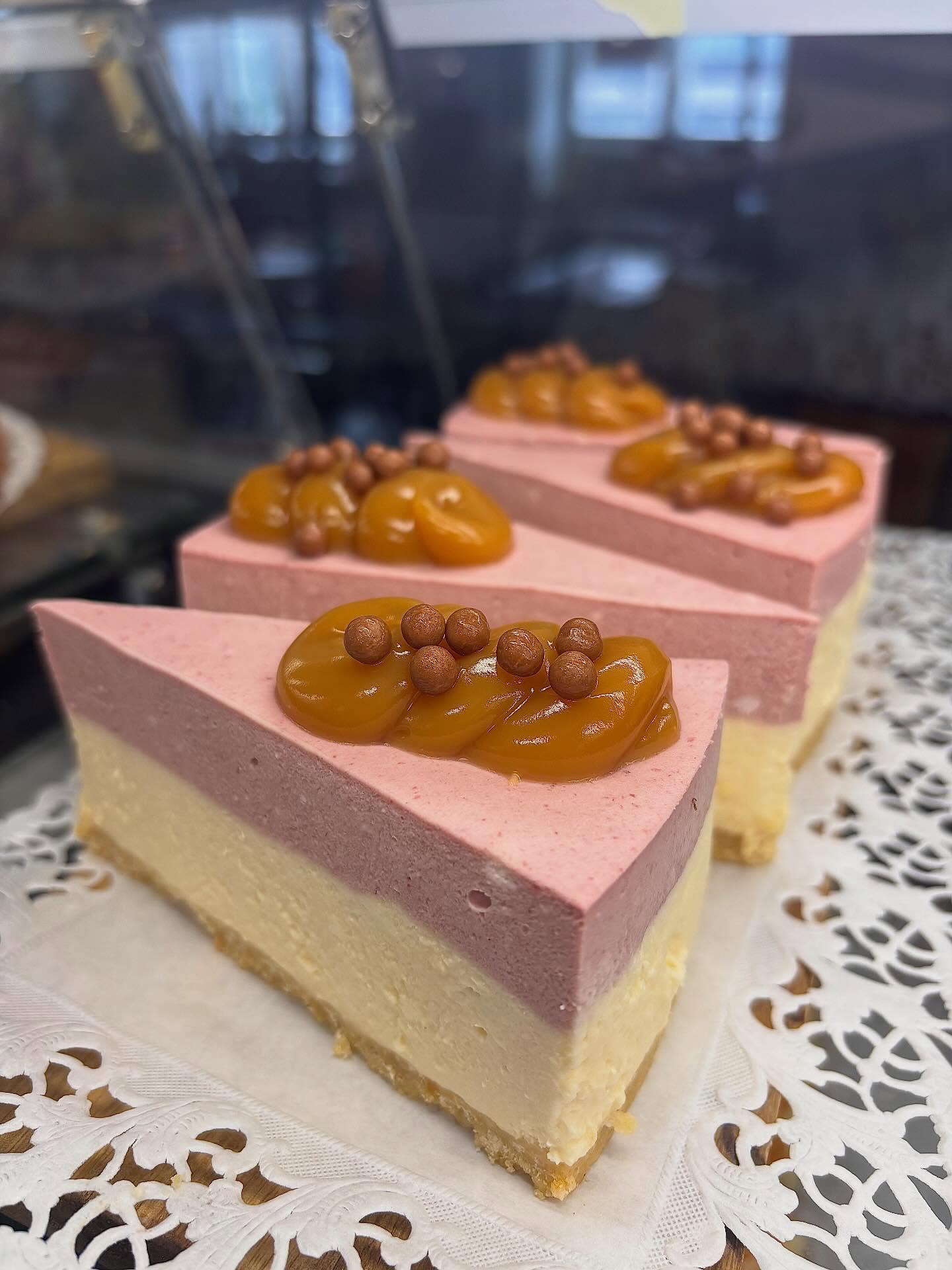 Meille tuli tänään ihana uutuus myyntiin! Kinuski vadelma juustokakku on ihan täydellinen syksyiseen kahvihetkeen😍 4,90€