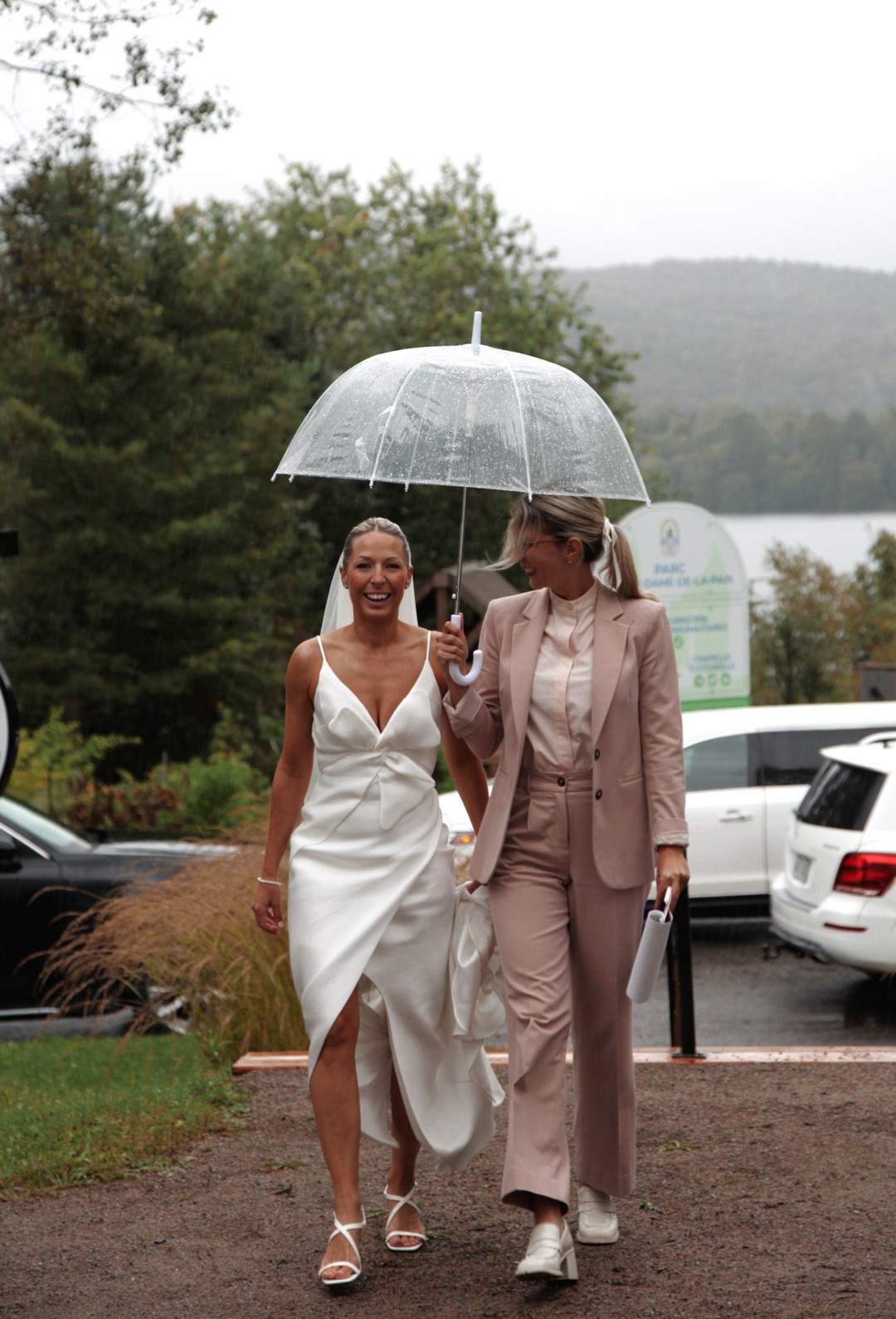 Du premier café à la dernière mise en scène.
Une journée dans la peau d’une planificatrice de mariages d’exception, l