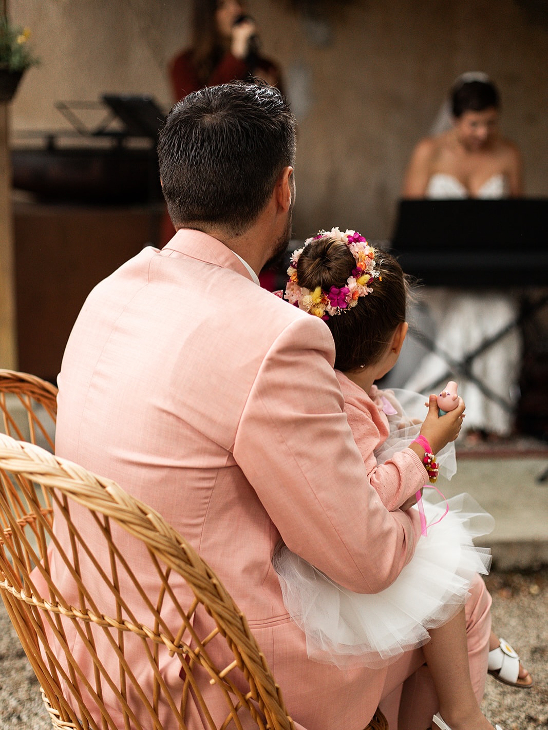 • 𝚃𝚑𝚎 𝚜𝚘𝚞𝚗𝚍𝚝𝚛𝚊𝚌𝚔 𝚘𝚏 𝚝𝚑𝚎𝚒𝚛 𝚕𝚘𝚟𝚎
• Ce jour-là, tout s’est arrêté quand elle s’est installée au piano.
• Pendant des mois, Cynthia a hyperventilé, je lui ai offert mes meilleurs memes réconfortants (B-R-E-A-T-H-E) et partagé mes best of musicaux d’ABBA.
• Cynthia n’avait jamais joué de piano auparavant, elle a appris leurs morceaux préférés en cachette de son amoureux, et j’ai adoré être la confidente de cette mariée au coeur tendre. My music queen, accompagnée par la douce voix de Léna de @ladyltrio
• La force de ce moment tient à sa simplicité : une surprise, un geste d’amour, et la vulnérabilité d’un marié bouleversé 🖤
📷 @morganeruizwedding 🏞️@domainelecastelet_ 🌻@honka_atelier 🎼@les.petites.pepites.djs 🎬@johanel.videos 🍴@cooking4u.fr 💗@madame_vadrouille 💗@ju_aym
——
• That day, everything stopped when she sat down at the piano.
• For months, Cynthia was hyperventilating, I kept sending her my best comforting memes (B-R-E-A-T-H-E) and sharing my ABBA greatest hits.
• Cynthia had never played the piano before — she secretly learned behind her lover’s back, and I loved being the confidante of this tender-hearted bride. My music queen, accompanied by the sweet voice of Léna from @ladyltrio 🎤
• The power of this moment lies in its simplicity: a surprise, a gesture of love, and the vulnerability of a groom deeply moved 🖤