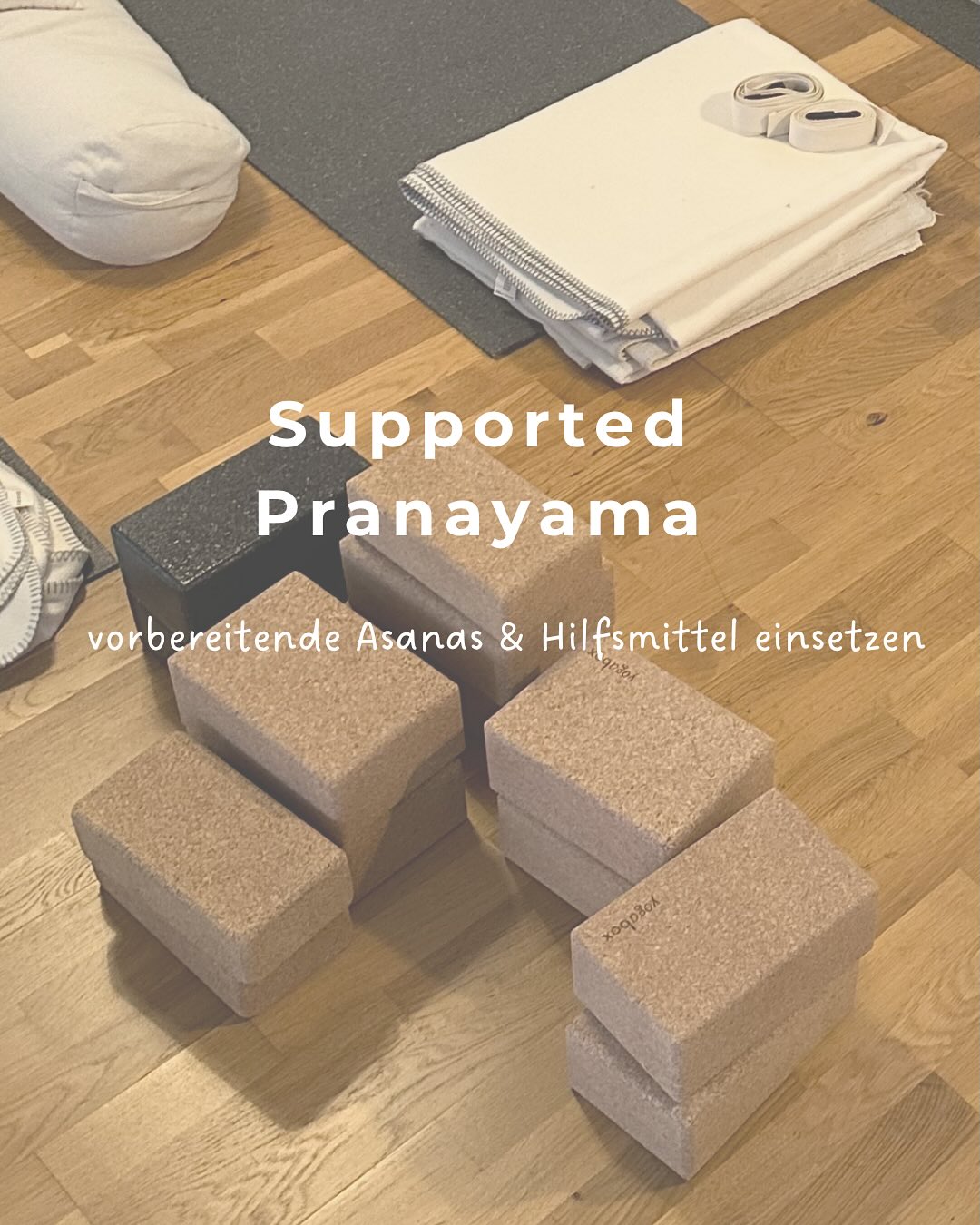 Unterstütztes Pranayama mit Hilfsmitteln fördert ein bewusstes Atmen und schärft das Gespür für die natürliche Bewegung des Brustkorbs mit der Atmung 🌬️
Anstatt das Zwerchfell als Hauptatemmuskel zu nutzen, atmen manche Menschen oft sehr flach und greifen auf die Atemhilfsmuskulatur im Nacken- und Schulterbereich zurück 💭.
Das kann zu Verspannungen führen, da diese Muskeln überlastet werden. Idealerweise dehnt sich der Brustkorb jedoch gleichmäßig in alle Richtungen aus 🫁.
💡 Übungs-Impulse:
🔹 Drehhaltung an der Wand – Fokus auf die dreidimensionale Ausdehnung des Brustkorbs
🔹 Schulterbrücke – Fokus auf die Dehnung der Körperflanken
🔹 Unterstützter Sitz – Fokus auf die Atemwahrnehmung in der Körperrückseite
🔹 Schulter-Alignment mit Gurt – Unterstützung, um die Atemmuskulatur im Nacken- und Schulterbereich nicht übermäßig zu beanspruchen
#pranayama#pranayamabreathing