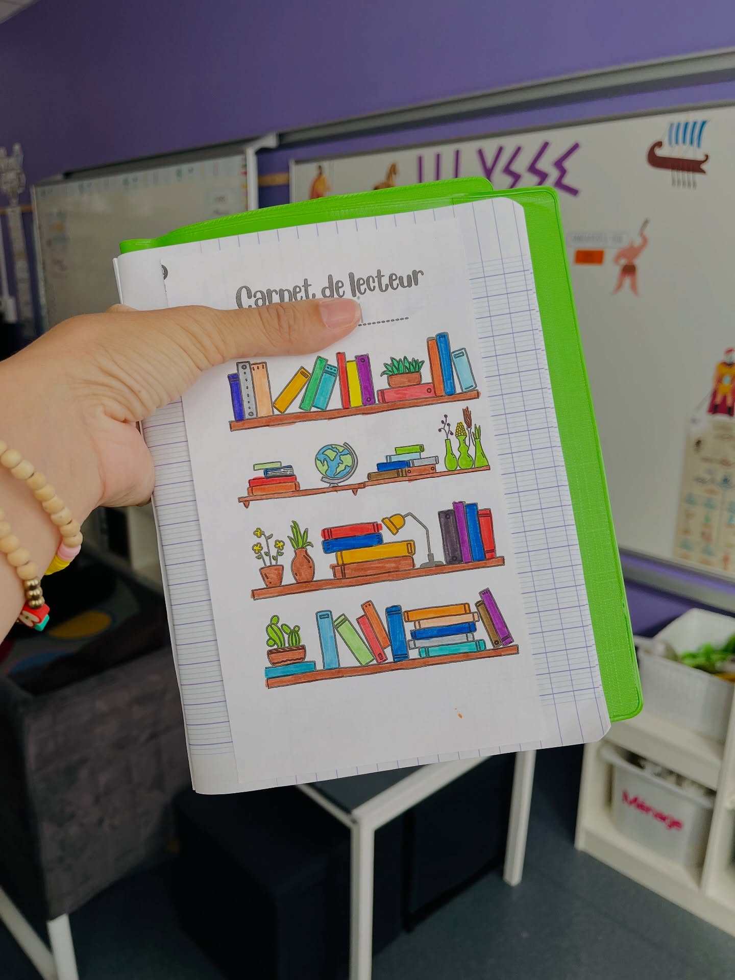 C•A•R•N•E•T D•E L•E•C•T•E•U•R
▶️ Et toi, tu pratiques le carnet de lecteur dans ta classe ? T’en pense quoi ?
Aujourd’hui je voudrais vous parler du carnet de lecteur que je mets en place dans ma classe !
J’ai suivi la visio Être prof de @livrespourpetiots à la fin des vacances et je me suis dit que cette année j’allais me lancer à l’aide de tous ses conseils et jolis documents disponibles sur son padlet.
Alors un grand merci à elle !! 😘
Depuis la rentrée :
- j’ai présenté les missions du carnet
- nous avons rempli notre profil de lecteur
- certains ont fait le bingo de notre bibliothèque
- nous avons fait l’acrostiche d’un livre
- et hier certains ont choisi de faire le portrait des personnages.
Mon avis c’est que les élèves aiment bien et c’est super facile à mettre en place grâce à tout ce que @livrespourpetiots met à notre disposition sur son compte insta et sur son padlet !
Mille mercis, et si j’avais un dernier conseil à vous donner : foncez vous abonner à son compte, vous ne serez pas déçus !!
Bon samedi !
Maitresselili_lh ✨
Ps : petite dédicace à @kreenmissboop dont le livre Lille aux sorciers a été choisi pour faire parti du carnet de lecteur d’une de mes élèves ☺️ !
#maitresselililh #cycle3 #teampe #cm1 #cm2 #lecture #carnetdelecteur