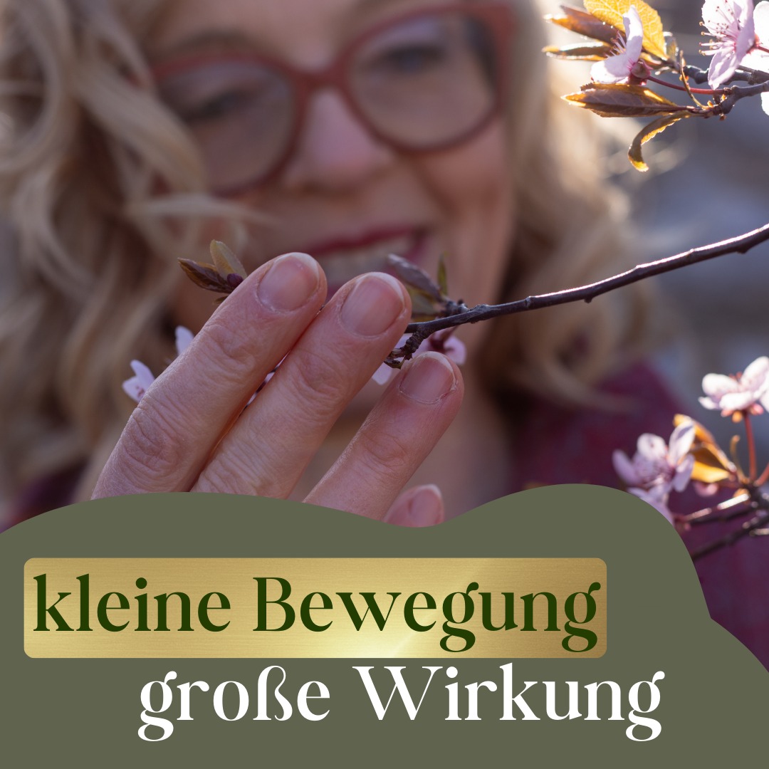 Kleine Bewegung, große Wirkung.
Dieser Satz beschreibt, was Kinaesthetics möglich macht.
Im Pflege- und Therapiealltag – oder auch in der Angehörigenpflege – sind es nicht die großen Kraftakte, die den Unterschied machen. Sondern die kleinen, bewussten Veränderungen in der Bewegung:
✨ Ein anderes Aufstehen, das den Rücken entlastet.
✨ Ein sanfteres Umlagern, das Kraft spart.
✨ Ein bewussteres Heben, das Gelenke schützt.
Viele, die für andere sorgen, kennen das Gefühl: „Ich muss durchhalten, auch wenn es mir wehtut.“
Doch Überlastung ist kein Zeichen von Stärke – sie ist ein Warnsignal.
👉 Genau hier setzt Kinaesthetics an:
Es zeigt, wie wir den eigenen Körper als Ressource nutzen können. Wie wir die Schwerkraft einbeziehen, Bewegungen effizienter gestalten und dadurch Leichtigkeit statt Anstrengung erleben.
Das Besondere: Schon eine kleine Veränderung im Bewegungsmuster hat oft eine große Wirkung – für die eigene Gesundheit, die Qualität der Fürsorge und den Spaß am Beruf.
💡 Denn wer achtsam mit sich selbst umgeht, bleibt nicht nur gesund – sondern entdeckt auch neue Freude an der Arbeit mit Menschen.
Und genau dabei begleite ich:
In meinen Kinaesthetics-Kursen vermittle ich praxisnah, wie kleine Bewegungen große Wirkung entfalten – damit Pflege, Therapie und Angehörigenbegleitung leichter, gesünder und erfüllender wird.
#Kinaesthetics #KleineBewegungGroßeWirkung #GesundePflege #Selbstschutz #Rückengesundheit #Pflegekräfte #TherapieAlltag #PflegendeAngehörige #Selbstfürsorge #GesundheitErhalten #SpaßAmJob #Resilienz