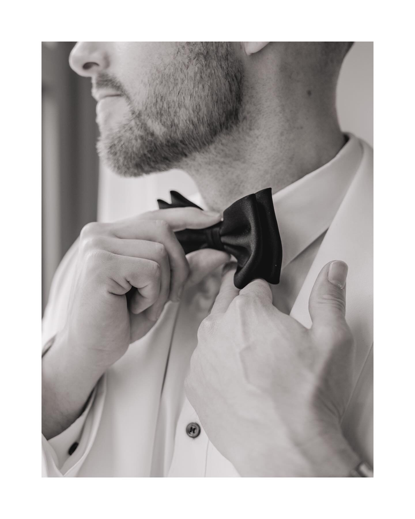 Details, die Geschichten erzählen ✨👔
Bei all den großen Momenten einer Hochzeit geraten die kleinen oft in den Hintergrund. Und doch sind es genau diese Details, die so viel Bedeutung tragen. Darum frage ich meine Paare schon im Kennenlerngespräch:
Gibt es ein Erbstück eurer Großeltern, das ihr tragt?
Habt ihr kleine Botschaften oder Symbole versteckt?
Gibt es ein Accessoire, das euch besonders wichtig ist?
Hier beim Parisian Chic Wedding in Hamburg habe ich die Fliege des Bräutigams eingefangen – ein scheinbar kleiner Moment, der aber so viel Stil und Bedeutung tragen kann. Ob es ein Erbstück vom Vater ist oder ein Accessoire mit eigener Geschichte – diese Aufnahmen machen eure Reportage komplett.
Und genauso liebe ich es, auch den Bräutigam in seiner Eleganz ganz natürlich festzuhalten – zeitlos, stilvoll und voller Persönlichkeit.
Was gehört für euch unbedingt zu den Detailshots, die auf keinen Fall fehlen dürfen? 😊🫶🏼
Concept & Creative Planning: @jaronkwast_photography
Organisation & Coordination: @alanasweddings
Photography: @jaronkwast_photography @kaiserlich.fotografie
Videography: @visu.alba
Dress: @modeatelierfuchs
Men‘s Suit: @wilvorst
Flowers: @atelier.zimmermann
Styling: @makeupartist_salina
Papeterie: @slowdown_art
Couple: @nananakone @jksr._
#hochzeitsfotografhamburg
#hochzeitsfotografschleswigholstein
#hochzeitsfotografniedersachsen
#hochzeitsfotografsylt
#hochzeitsfotograftimmendorferstrand
#hamburghochzeit
#hochzeitshamburg
#hochzeitsinspirationhamburg
#luxuryweddinghamburg
#exklusivehochzeit
#hochzeitsreportagehamburg
#fineartweddinggermany
#hochzeitsfotografiehamburg
#brautpaarhamburg
#hochzeitsfotografdeutschland
#destinationweddingphotographer
#hochzeitsfotografmitstil