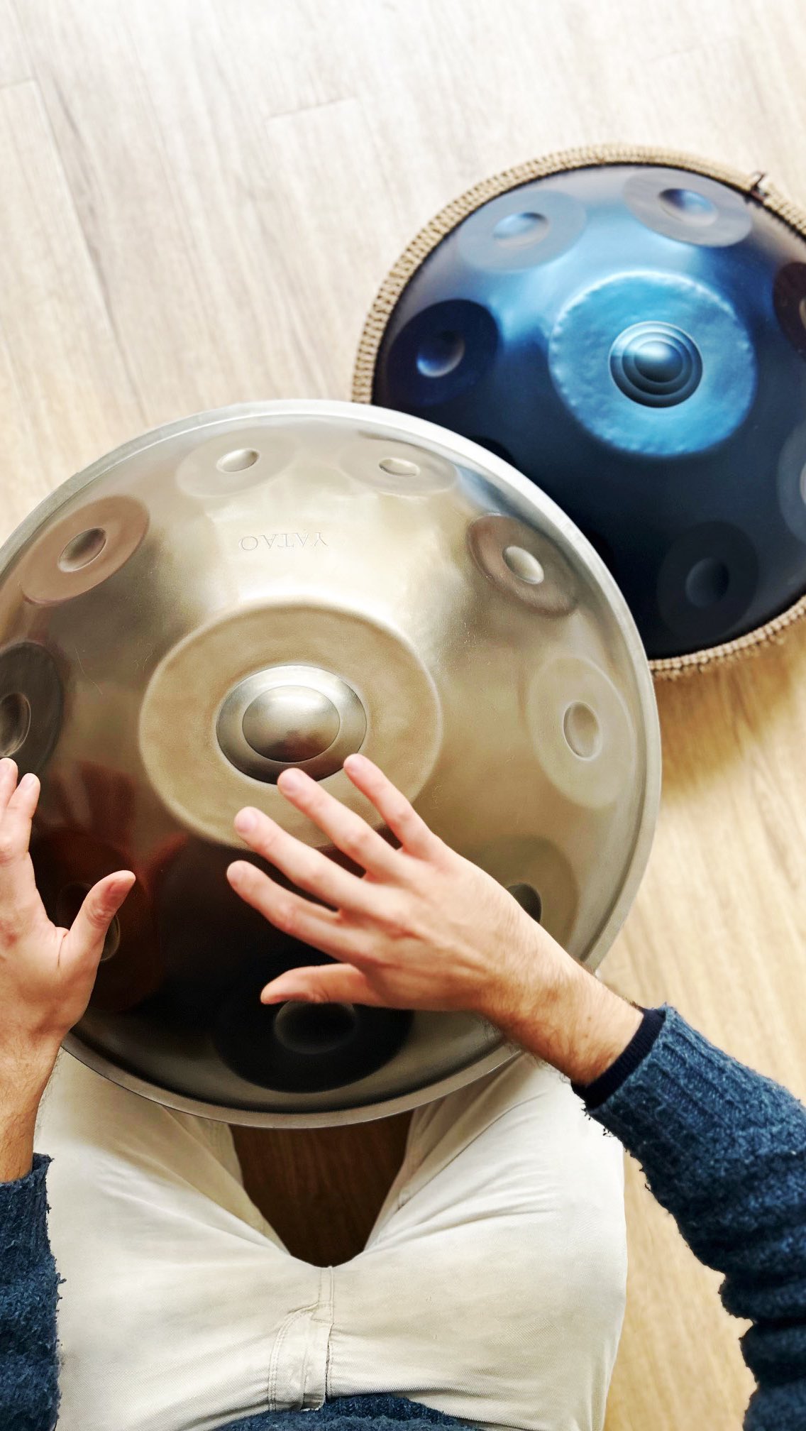 L’instrument qui fait du bien à votre cerveau 🧠✨
.
Vous avez toujours été fasciné(e) par les sonorités envoûtantes du HandPan ? Et si on vous disait qu’en plus d’être magnifique, jouer de cet instrument est une véritable gymnastique pour vos neurones ?
.
Chaque fois que vous apprenez un nouveau rythme, même très simple, vous ne faites pas que créer de la musique : vous restructurez littéralement votre cerveau. Vous créez de nouvelles connexions neuronales, vous stimulez votre mémoire, votre concentration et votre créativité. C’est ce qu’on appelle la neuroplasticité, et c’est l’un des plus beaux cadeaux que vous puissiez faire à vous et votre santé !
.
C’est pourquoi nous vous proposons une séance de Découverte du HandPan. Une exploration ludique et sans pression, ouverte à tous, même si vous n’avez jamais touché un instrument de votre vie. Guidés pas à pas, vous découvrirez le plaisir simple et profond de créer vos propres mélodies.
.
C’est une occasion unique de tester cet instrument magique et de booster votre cerveau en jouant !
.
Les places sont limitées pour vous prêter un instrument, si vous n’en avez pas encore !
.
➡️ Prêt(e) à faire vibrer vos neurones ? Réservez votre place pour le samedi 4 octobre sur www.soundyoga.fr
.
@soundyoga.fr
.
.
#HandPan #HandpanMusic #InstrumentIntuitif #Neuroplasticité #BrainHealth #MusiqueEtCerveau #Sonothérapie #AtelierDecouverte #InitiationMusicale #BienEtre #YogaCompiegne #Compiegne #Oise
#soundyogacompiegne #sound #cerveau #boosterlecerveau #compiegneagglo #handpanlover #handpanfrance