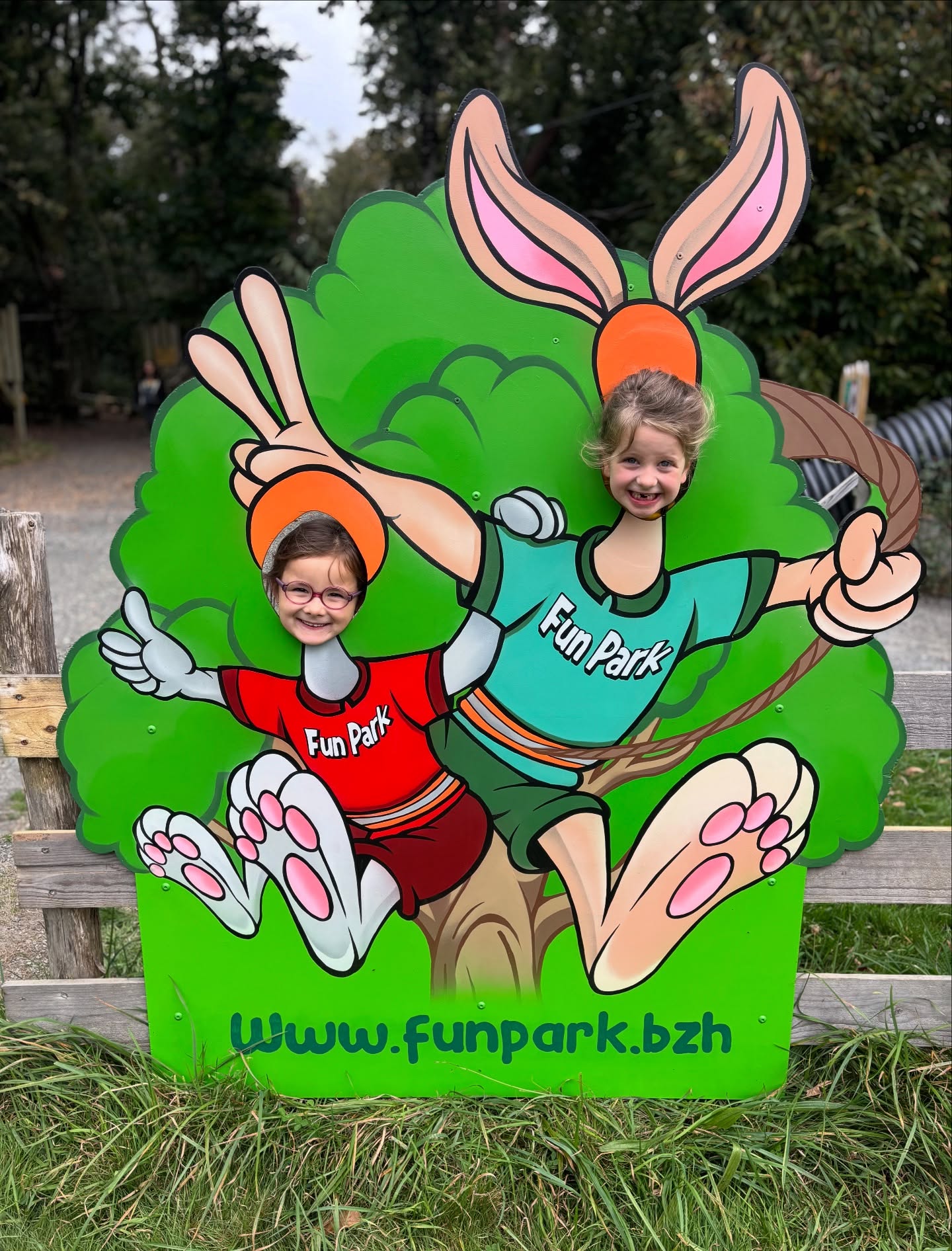 📸 Nouveauté au Fun Park d’Acrobranche de Dirinon!
Un photoboost toute fun t’attend pour immortaliser ta visite 🐰🌳
Viens te glisser dans la peau de nos mascottes et prends la pose pour une photo souvenir pleine de bonne humeur ! 😄
Que tu sois petit ou grand, c’est le spot parfait pour un cliché rigolo avant ou après l’aventure dans les arbres 🌲✨
👉 Partage ta photo avec le hashtag #funparkdirinon et rejoins la communauté des aventuriers du Fun Park !
Cet photoboost a été réalisé par @cgdesign29
#funparkdirinon #accrobranche🌳 #sortieenfamille #photoboost #bzh #brestlife #photo #smile #loisirsfinistère