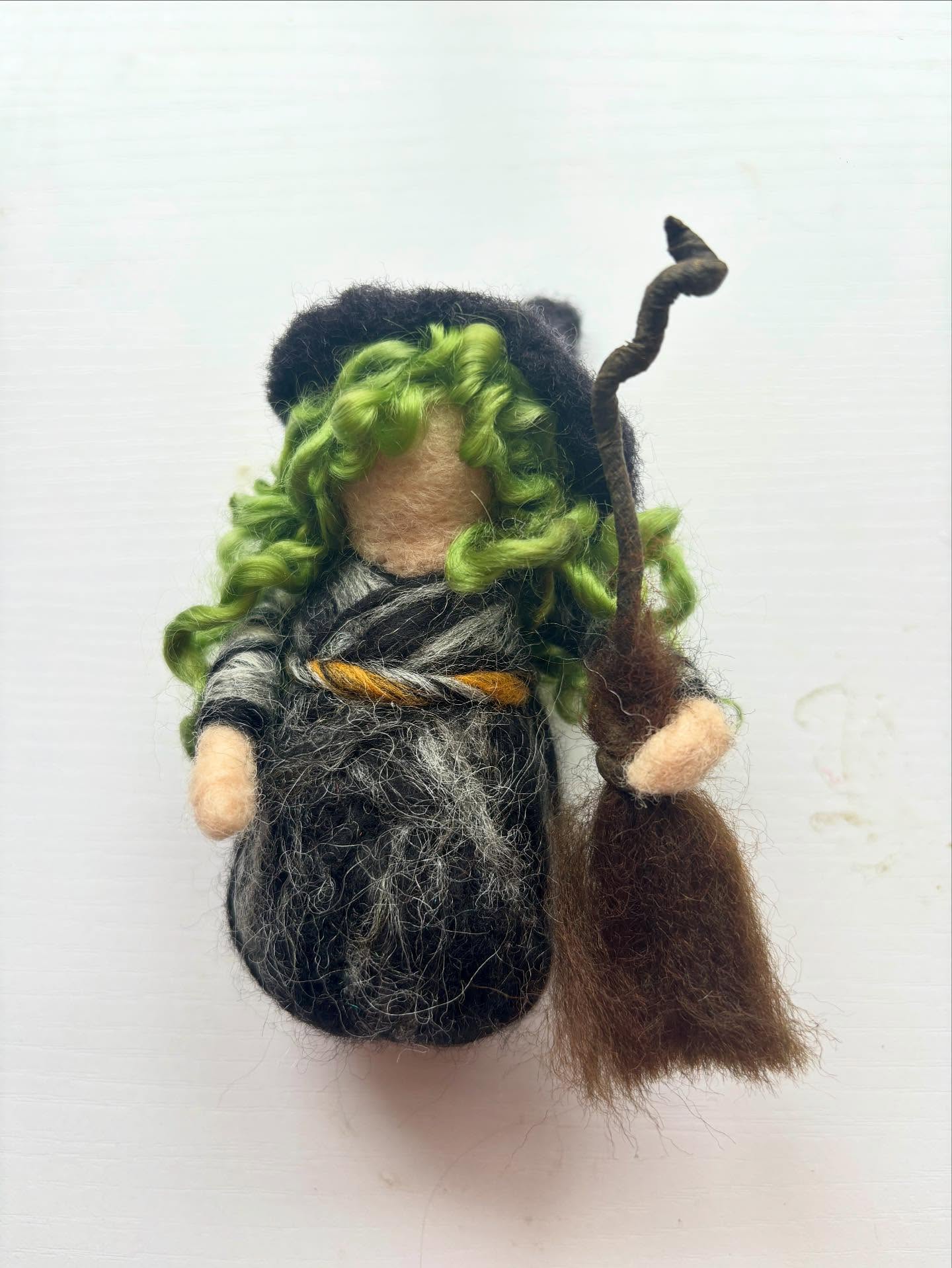 As this little witch has now been gifted I thought I’d share her with you all! 🧙🏻🖤
It’s the first time I’ve made a broom from scratch and I always love using Wensleydale curly locks for the hair & this green was just perfect! 👌🏼😊