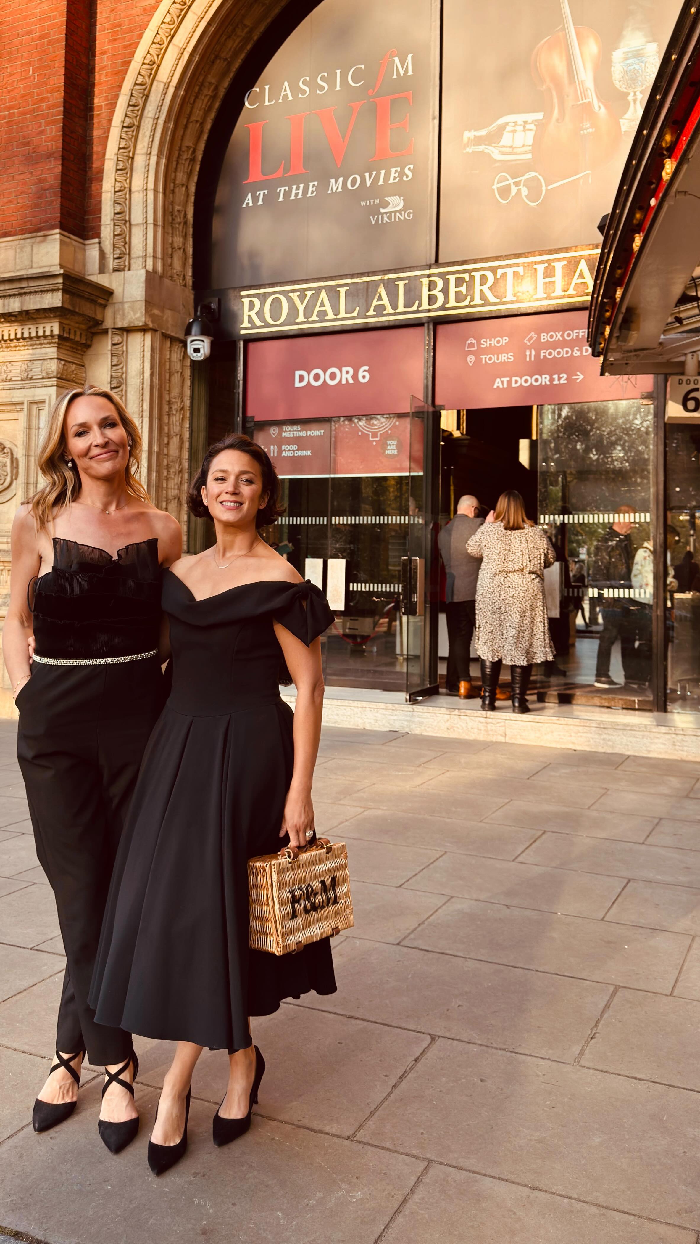 My chat with @mymulberryhouse has got us in the US Apple Podcasts charts - thanks to her enormous American following 🙌🏻
If you haven’t listened yet - some final thoughts for you from this week’s powerhouse guest:
* Everyone is winging it until they’re not
* Taking the plunge is the best thing she ever did
* She wishes she’d done left a job that was making her unhappy, sooner
Who can relate ? 🙋🏽♀️
Why not check out the pod via my LinkTree above 🎧
Thanks y’all 🇺🇸🥂😜
#NewChaptersPodcast #EveryoneIsWingingIt #TakeThePlunge #InspirationalChat