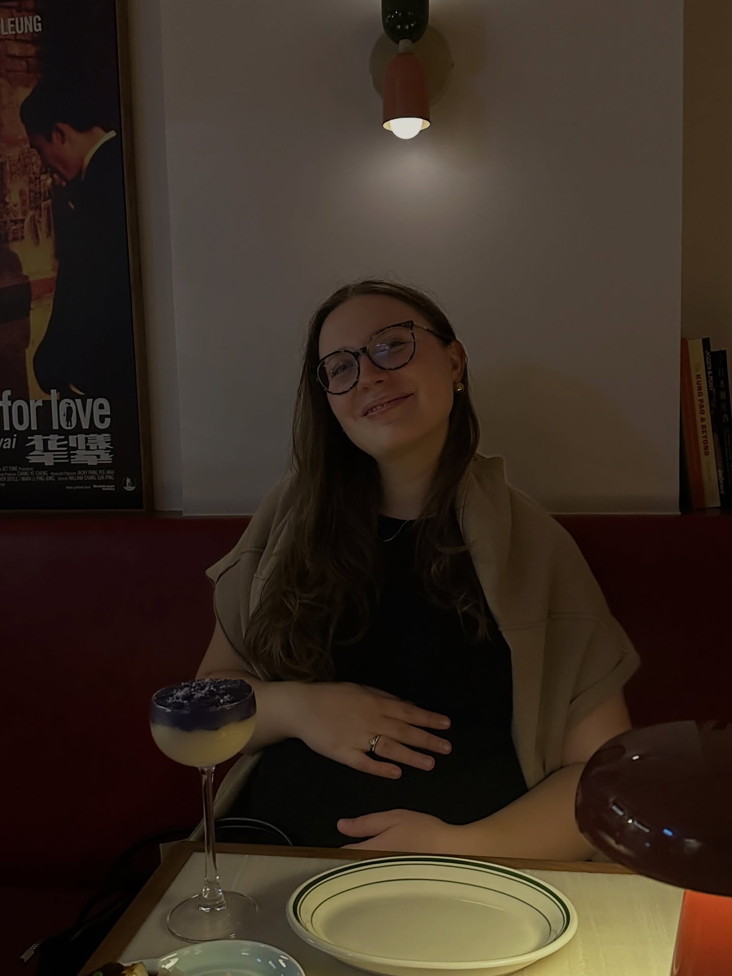 Reviving date nights for fall 🍁🍸 finally got to check out @kinsman.hk & loved their hk inspired crafted cocktail menu, but the ambiance here 👌🏻 #datenight #kinsman #hkbars #hongkong