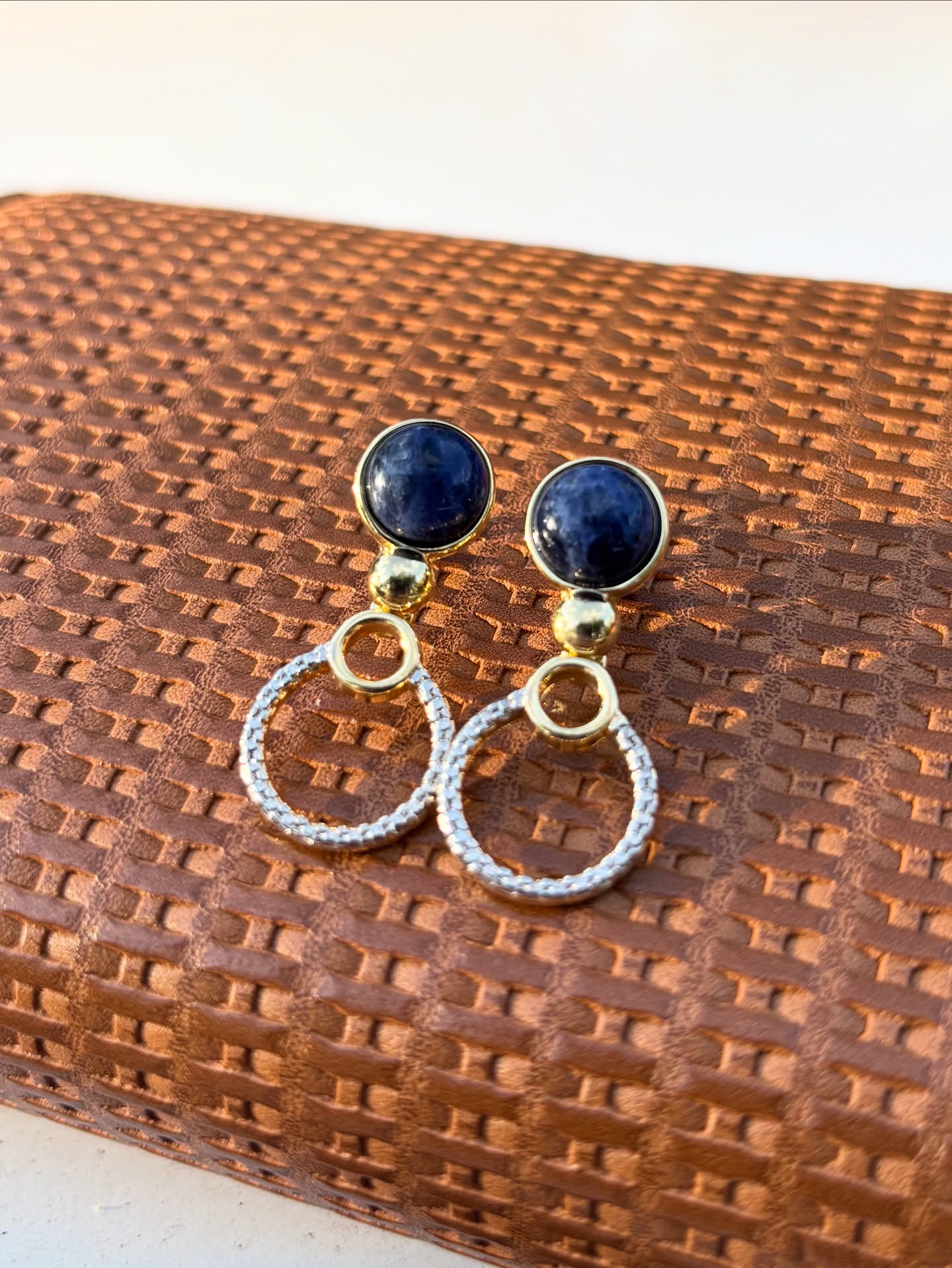 ✨ Um toque de elegância que ilumina qualquer look ✨
Nosso brinco com design moderno e sofisticado está disponível em Pedra do Sol, Sodalita e Quartzo Verde — três versões cheias de energia e charme natural 💫
Qual combina mais com você? 💎
🛍️ Disponível na Turmalina Acessórios
#TurmalinaAcessorios #Semijoias #BrincoFeminino #EstiloComPropósito #PedraDoSol #Sodalita #QuartzoVerde #AcessóriosQueEncantam