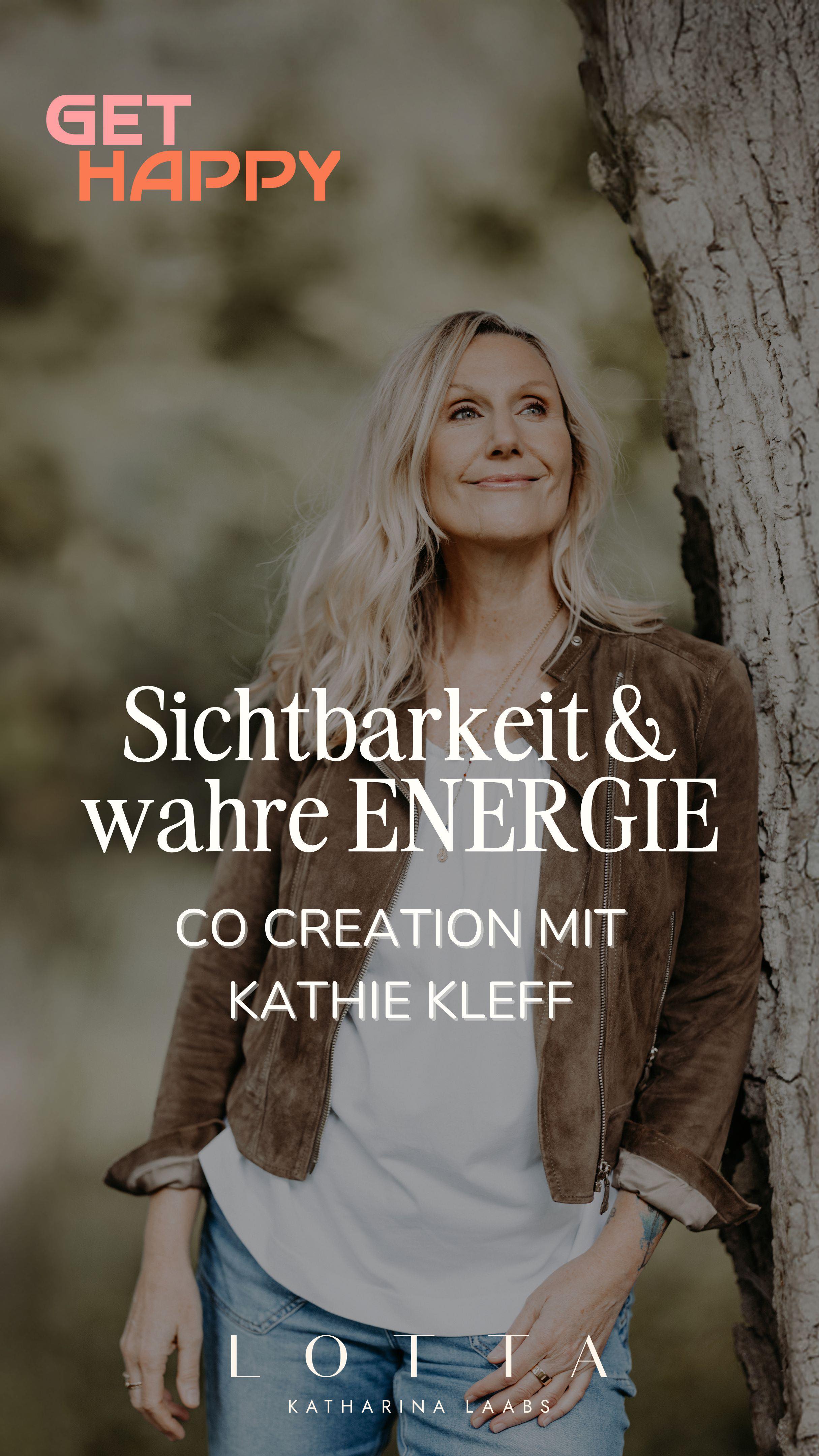 Manchmal begegnen wir Menschen, bei denen sich alles von Anfang an vertraut anfühlt. So war es, als ich @kathie_kleff letztes Jahr kennengelernt habe. 💫
Ich durfte damals Gast in ihrem Podcast Get Happy sein – wir haben über Sichtbarkeit gesprochen, über den Mut, sich echt zu zeigen und den eigenen Weg zu gehen. Und ich spürte sofort: Wir sprechen dieselbe Sprache – Herz, Tiefe, Strahlkraft.
In diesem Jahr haben wir uns dann in Hamburg wiedergetroffen – für zwei wundervolle Co-Creation Days:
mit einem Shooting im KJU-Studio, einer neuen Podcastaufnahme „From Hardwork to Heartwork“ (erscheint am 10. Oktober 🎙️) und einem gemeinsamen Re-Branding Prozess in meinem INTU CREATION Markenatelier, in dem Kathi’s Energie im Außen noch sichtbarer wurde.
Neue Brandwelt. Neue Website. Neue Frequenz.
Alles in ihrer wahren Energie. ✨
Ich bin so dankbar für diese Reise, für die Verbindung, für die Leichtigkeit und Tiefe, mit der wir kreiert haben.
Kathi bringt mit ihrer Arbeit so viel Liebe, Licht & Hoffnung in die Welt – und ich freue mich einfach riesig auf alles, was noch kommt.
Danke, liebe Kathi – für dein Vertrauen, deine Klarheit, dein Strahlen.
An euch ihr Lieben. Es lohnt sich so sehr sich zu zeigen und mit seiner wahren Energie sichtbar zu werden.
Am 7.10 um 19:00 ist Kathie zu Gast in einem Insta Live auf meinem Account und wir sprechen über Veränderung & Sichtbarkeit. 🙏 Sei gerne dabei!
Shine your light & Go after amazing ihr Lieben
Eure Lotta
✨✨✨✨✨
#sichtbarkeit #coCreation #brandingmitseele #gethappy #heartwork #businessmentor #soulbusiness #sichtbarkeitausdemherzen #herzintelligenz