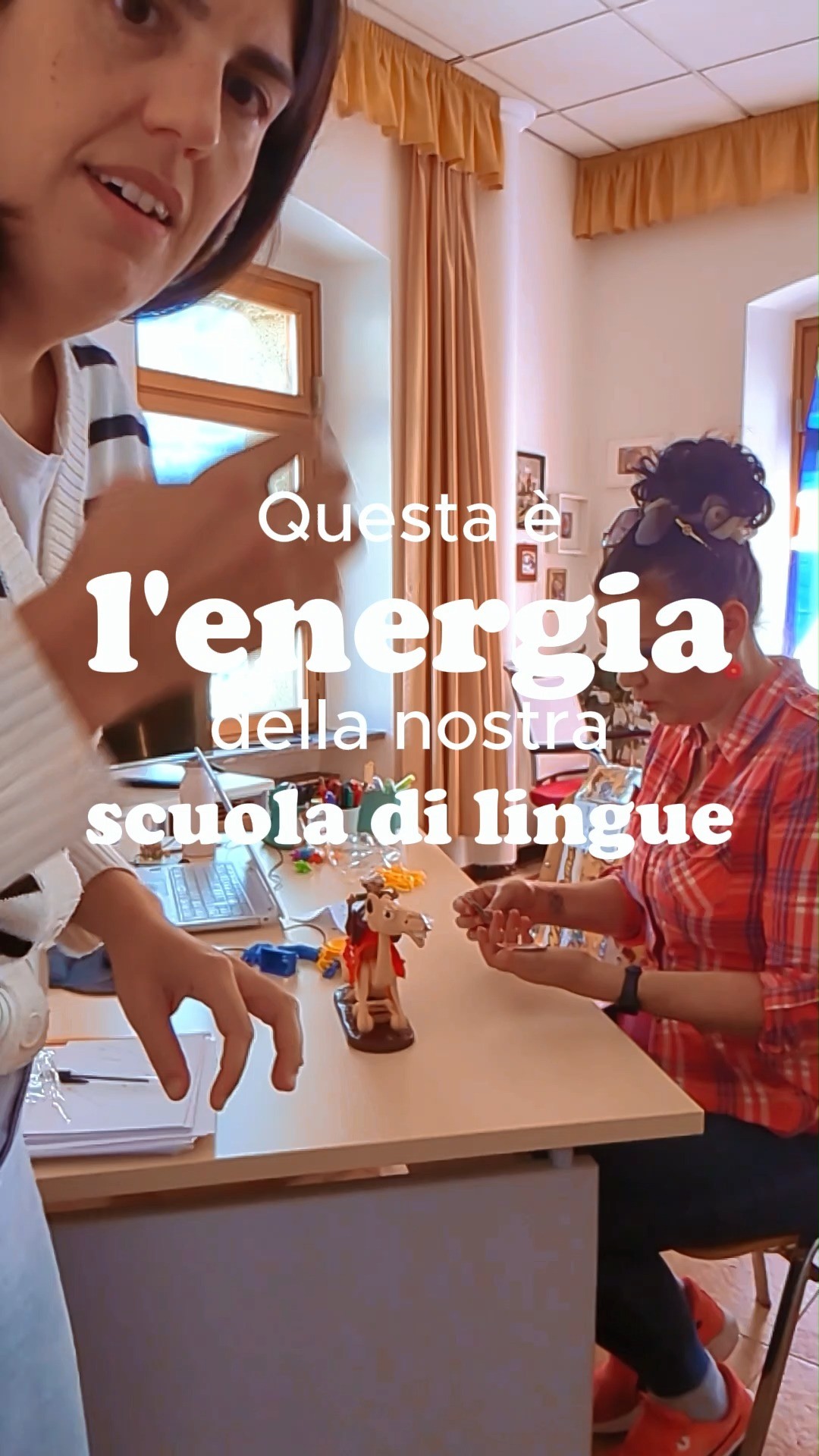Quando ci definiamo la scuola più divertente, non è a caso.
Abbiamo la fortuna di fare un lavoro che amiamo e che possiamo portare avanti tra risate e momenti di sana stupidità. Proviamo tutte le attività che poi portiamo in classe per capire se funzionano e per chi possono funzionare.
Questo è quello che definiamo un ambiente sano, senza giudizi, dove puoi provare a parlare senza la paura di essere giudicato, dove i bambini possono fare errori senza sentirsi messi in imbarazzo.
Le prime a fare errori, a mettersi in discussione, siamo noi e per questo siamo pronte ad accogliere qualsiasi tipo di studente.