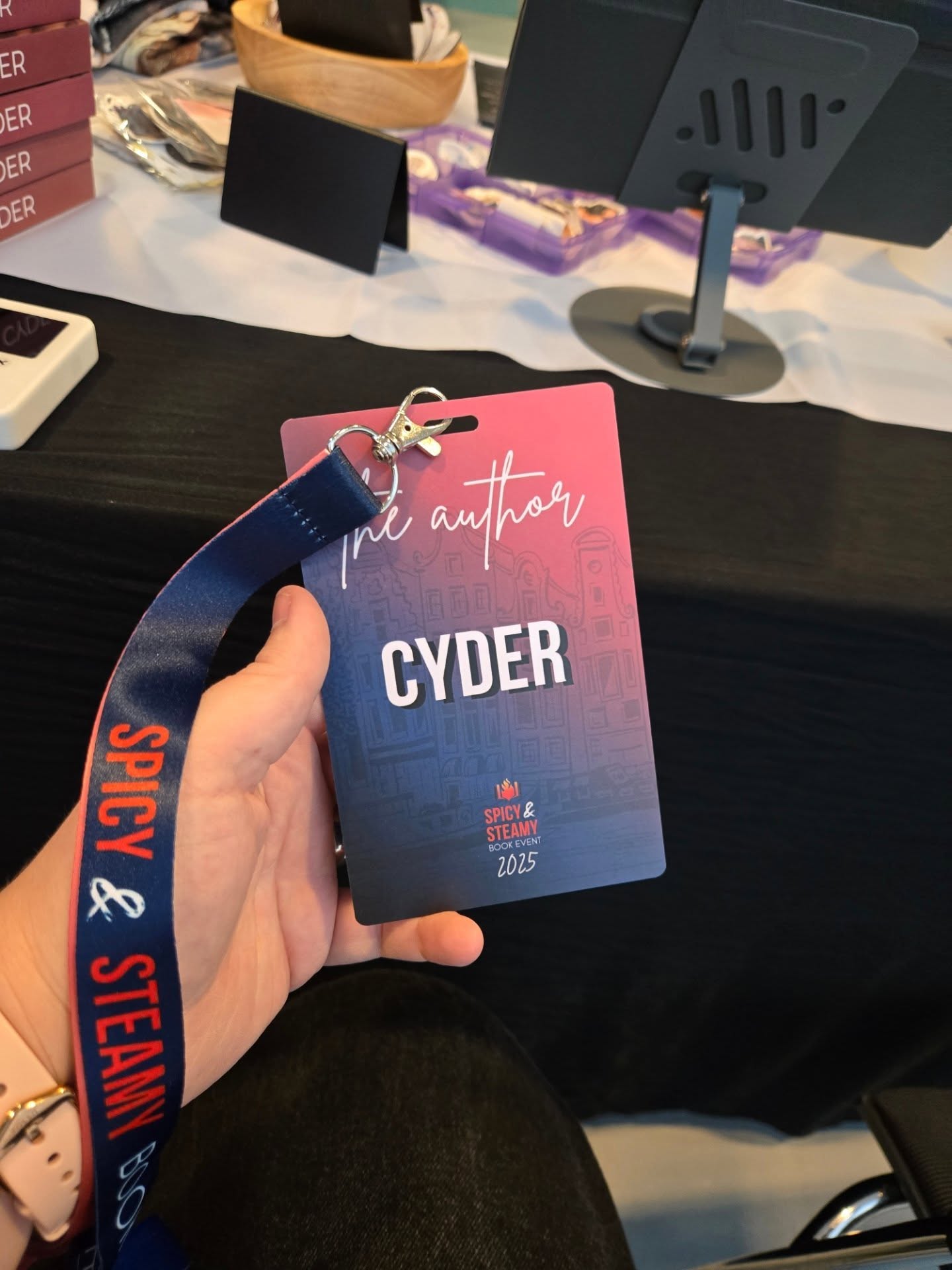 🔥✨ Vandaag is het eindelijk zover! ✨🔥
Mijn allereerste boekevent op het @spicyandsteamybookevent in de RAI Amsterdam! 🥳📚
Ik kan niet wachten jullie te ontmoeten!
Wat heb ik allemaal mee? Boeken vol magie en spanning, mooie bladwijzers, zachte dekentjes om in weg te kruipen, schattige stickers en nog véél meer leuks. 💖
En psst… bij elke aankoop vanaf €10 krijg je er een gratis sleutelhanger bij! 🎁🔑
Kom zeker langs mijn stand en laat je verrassen – dit wordt een dag om nooit te vergeten! 💫
En er is nog meer! 🎁 Bij aankoop van The Lost Kynsera maak je kans op een exclusieve goodie bag met daarin een one-of-a-kind The Marked Souls paperback met sprayed edges én heel wat extra’s! ✨
#bookevent #spicyandsteamybookevent #RAIAmsterdam #stand9 #booktoknl #bookstagramnl #fantasybooks #romantasy #bookish #giveaway #sprayededges #cosyreads #booklovers #bibliophile