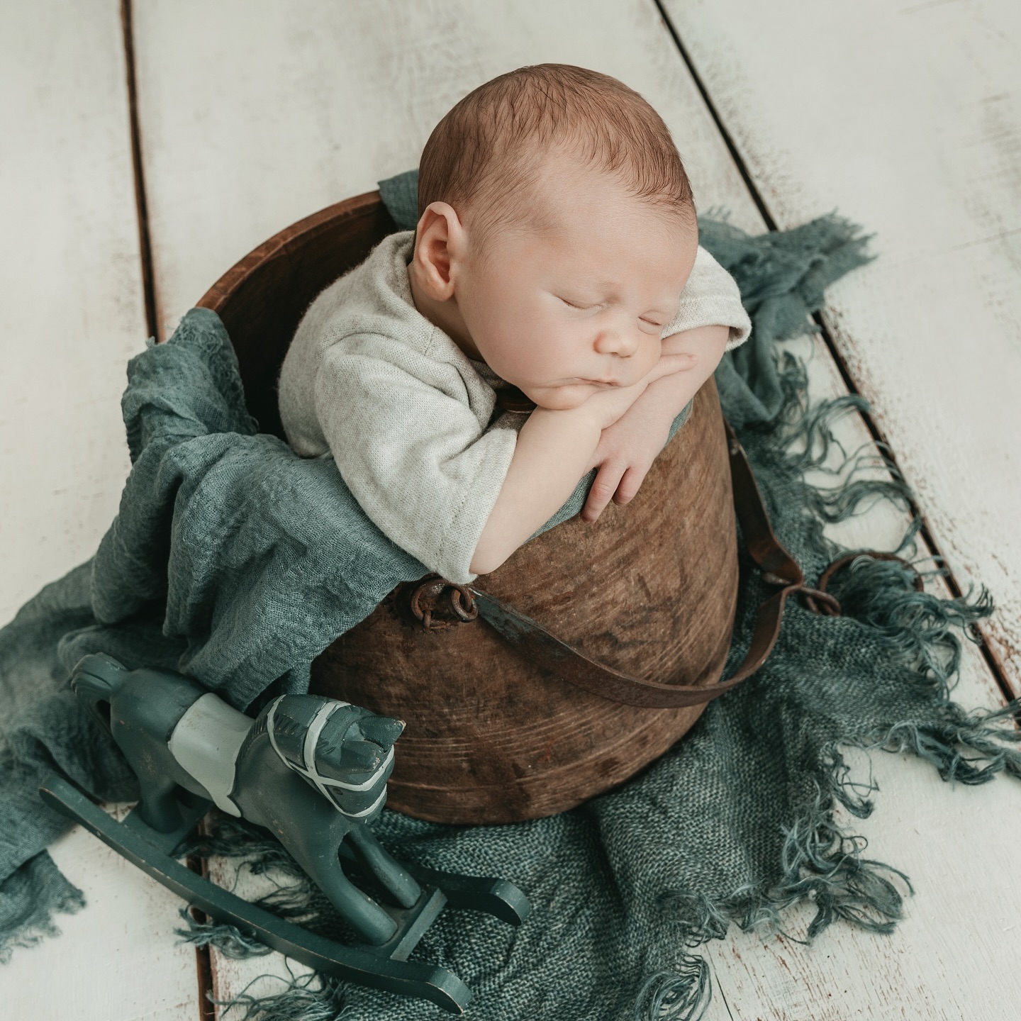 ✨ Zwischen all den glitzernden Weihnachtsshootings besuchen mich hin und wieder kleine Wunder – und plötzlich wird’s ganz still im Studio 🧡✨#newbornshooting #neugeborenenfotografie #fotografineschweiler #eschweiler #fotostudioeschweiler #newborn #kindershooting #stolberg #aachen #düren #jülich #alsdorf