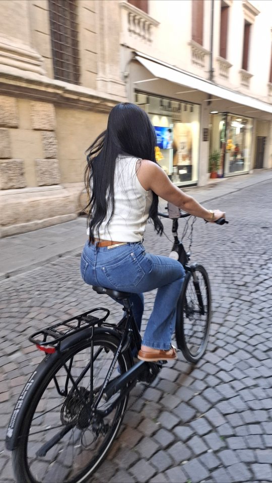 E bem-vindos também aos nossos amigos brasileiros!
Che bello avervi qui, bastano due parole per ricevere la vostra gioia di vivere.
And welcome to our Brazilian friends too!
How wonderful to have you here, just two words are enough to convey your joy for life.
#palladianroutes #palladiansociety #palladian #Palladio #andreapalladio #palladioʟᴏᴠᴇʀs #palladianische #palladianstyle #palladiobeauty #palladianarchitecture #ebiketravel #ebiketour #ebiketours #vicenza #vicenzacentro