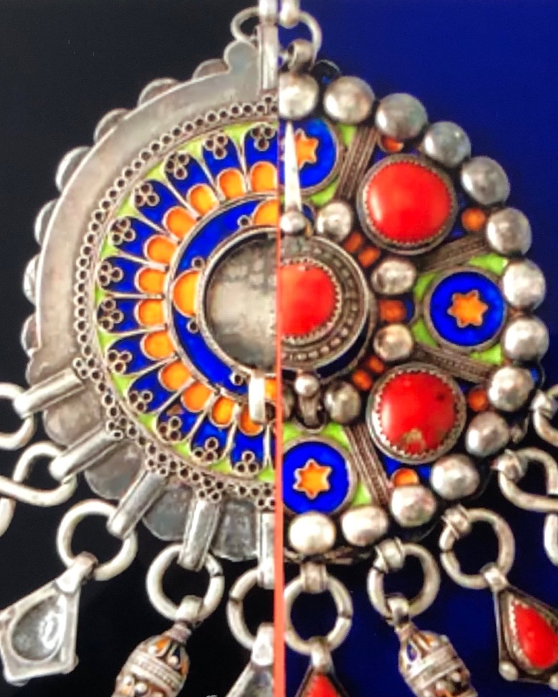 Au Mucem, quelques heures suspendues au cœur de la culture Amazighe… Beauté intemporelle des motifs, force du symbolisme d’un peuple…Plus qu’une visite, un lien ! #expositioninspirante #artistepeintrefrançaise #artetvoyage #creativity #inspiration #culturedumonde #peinturesymboliste #expositionart