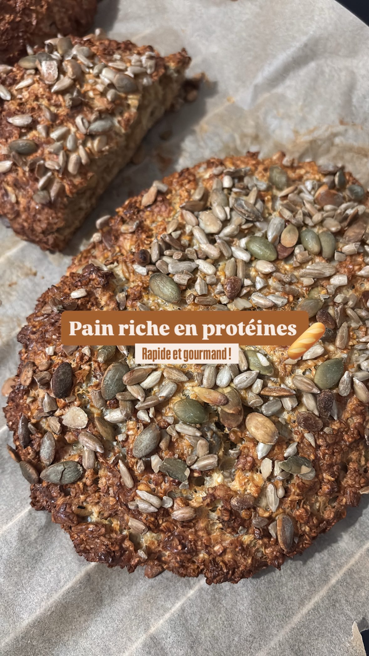 Recette de pain riche en protéines fait maison ultra simple et gourmand ! 🥖
Ingrédients
- 600g de fromages blanc
- 3 œufs
- 350g de flocons d’avoine
- 1 sachet de levure chimique
- 1 grosse pincée de sel
- environ 200g de graines de ton choix
(Ici courge, tournesol et oignon)
➡️Mélange tes ingrédients, ajoutes quelques graines sur le dessus et enfourne 45min à 180°C !
à conserver jusqu’à 3 jours au frais (ou à congeler!)
Idéal pour les petits déjeuners ou pour des toasts salés !
Recette de @valin_food
#food#foodlover#foodgasm#foodies#foods#yum#yumm#miam#diet#dieteticienne#pertedepoids#pertedepoidssaine#sportif#proteine#ideerecette#painmaison#recettefacile#recettepertedepoids#recettefacilerapide