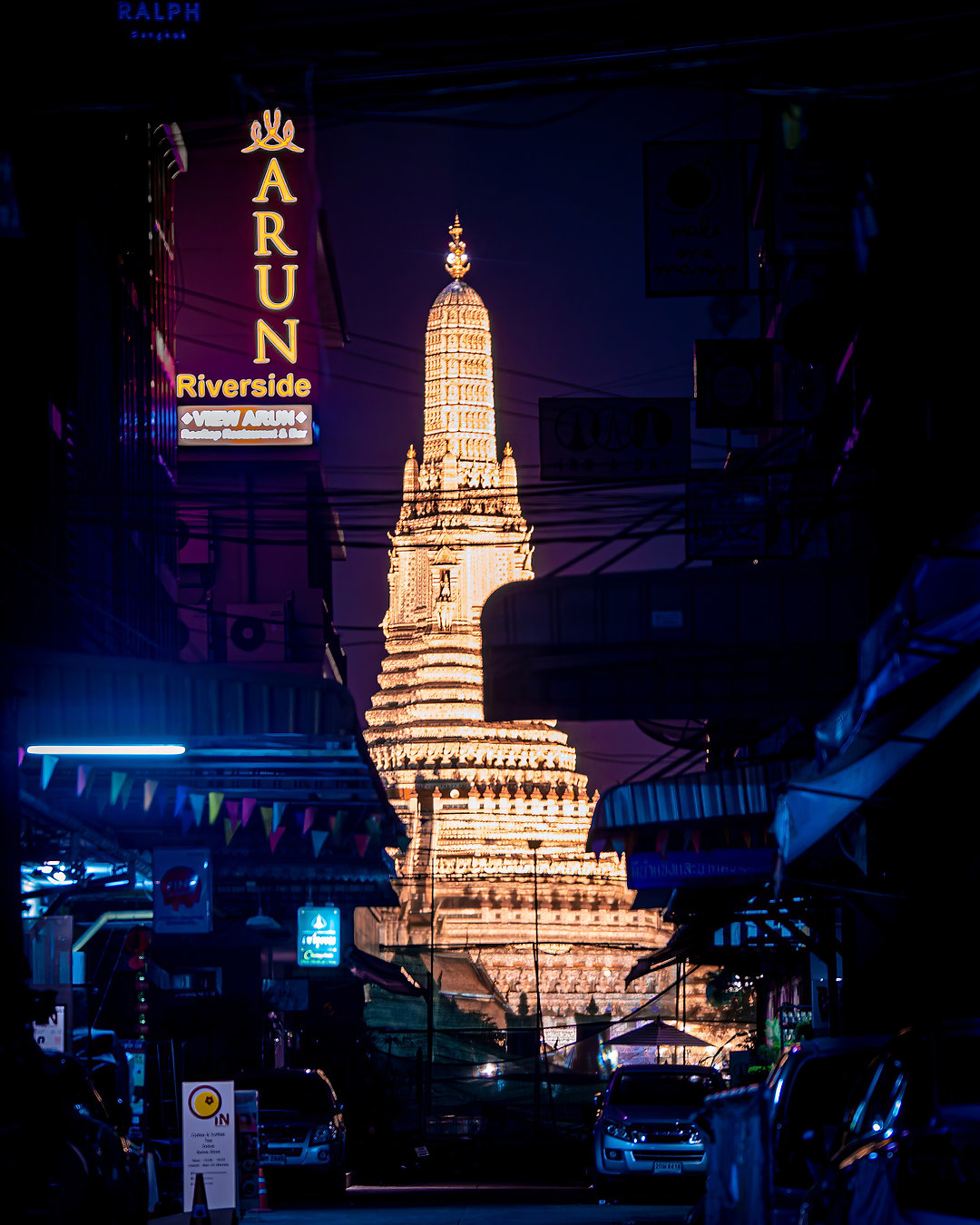 ✨ Experience the magic of Bangkok’s hidden corners through the lens of a professional photographer. Discover how the vibrant streets transform at night in our latest post! 💖
🌙 Wat Arun illuminated at night is a sight to behold. Check out the full story!
📸: Walk-Talk-Photo
Link in Bio