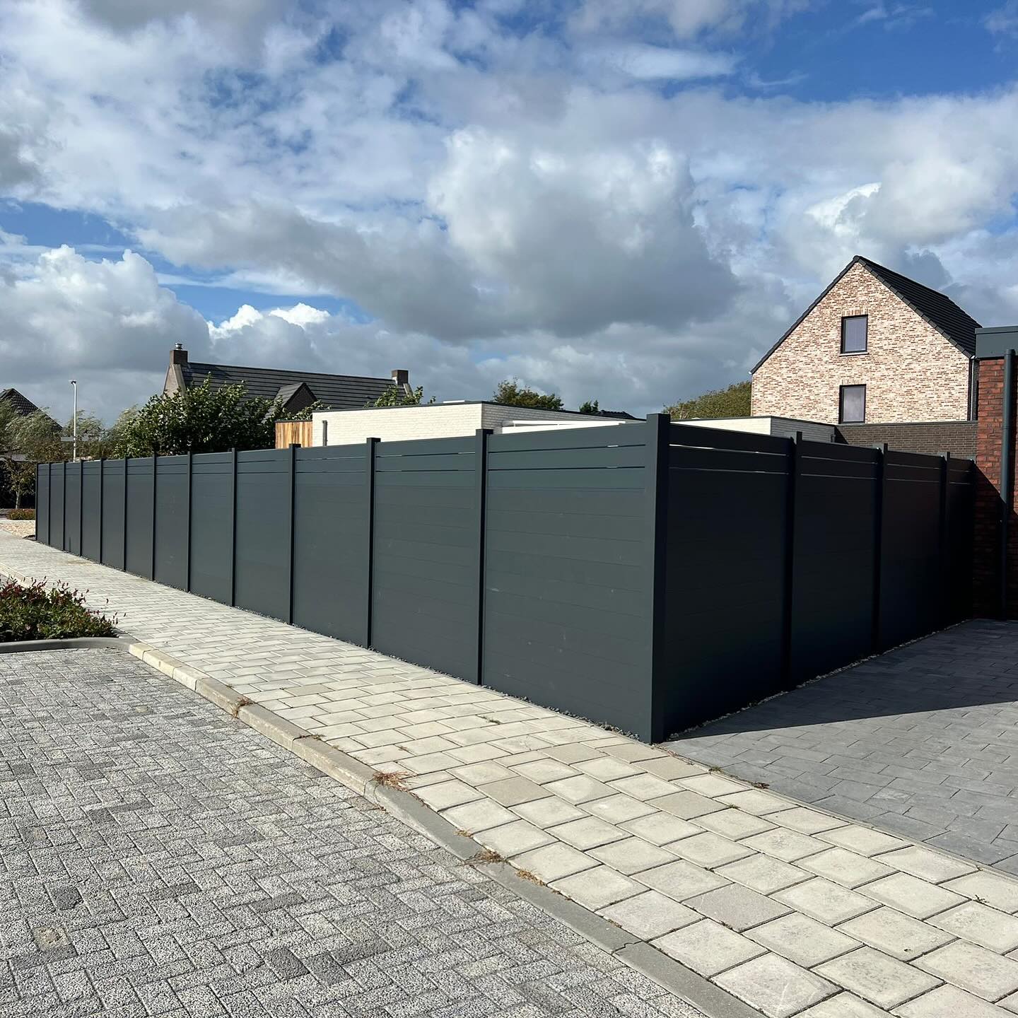 Deze prachtige schutting is volledig uitgevoerd in hoogwaardig aluminium, geleverd in de kleur antraciet. Ieder scherm heeft drie schuine panelen, waardoor je wel naar buiten kunt kijken maar inkijk van buitenaf wordt voorkomen.