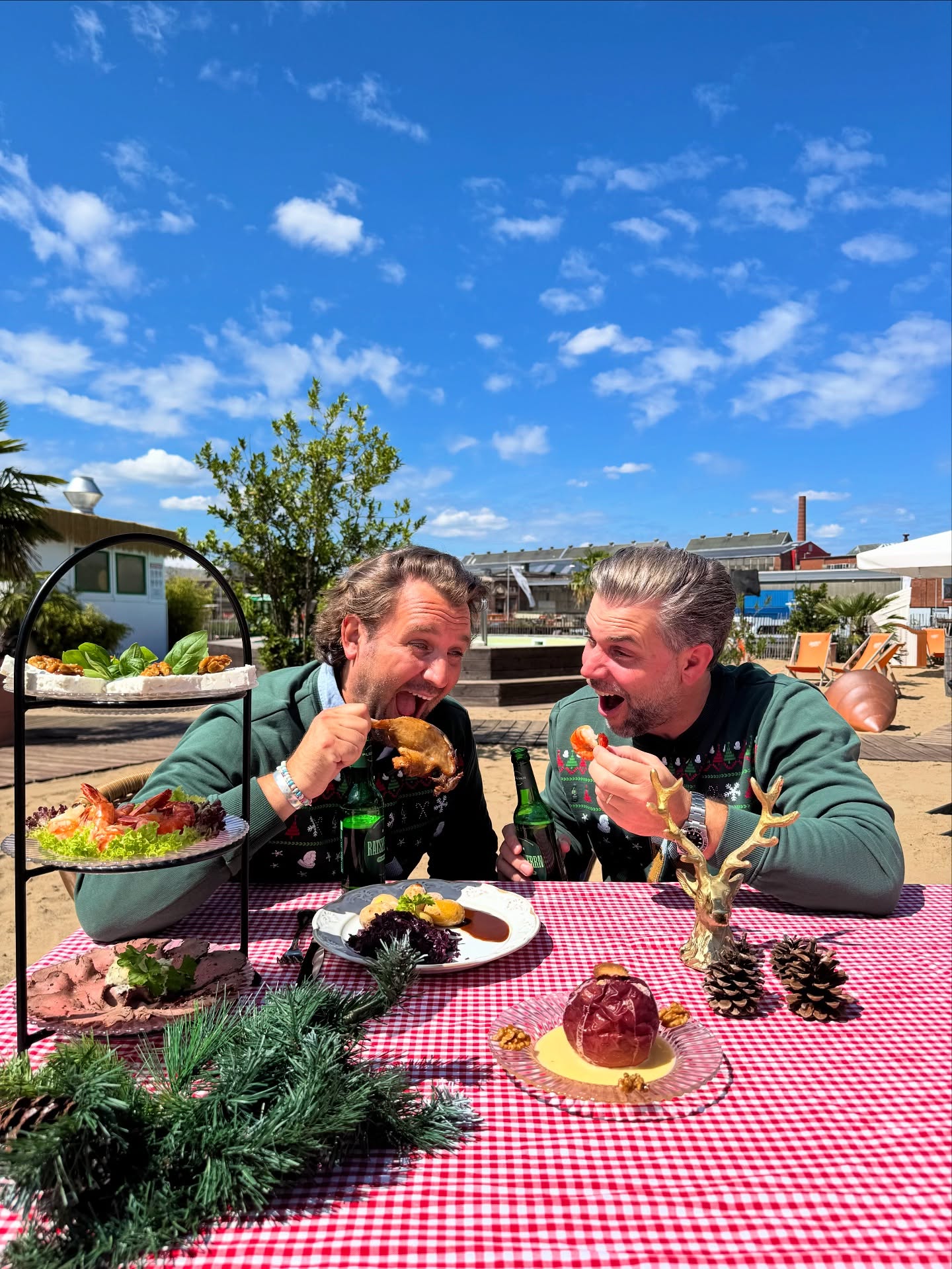 Weihnachtsbraten, Glühwein & gute Gespräche – mit Sand unter den Füßen und Lübecks festlicher Altstadt direkt vor der Nase. Nicht die klassische Weihnachtsfeier, aber vielleicht genau die richtige für euch? 🎄🏖️🎉
Jetzt einfach anfragen & die nächste Feier direkt in den Strandsalon verlegen – Catering inklusive. 🔥
#strandsalon #weihnachtsfeier #lübeck