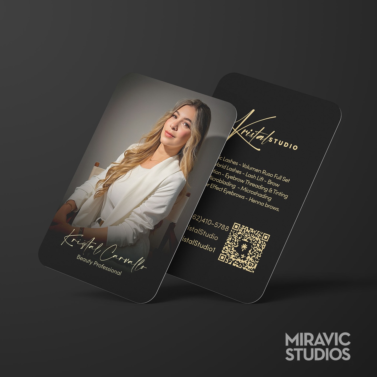 ✨ Diseño que refleja elegancia y profesionalismo.
Para @kristalstudio__ , creamos un diseño integral que proyecta la esencia de su marca personal y eleva su presencia visual tanto en impresos como en eventos.
📇 Business Cards
Diseño vertical con acabado sofisticado, fotografía profesional y detalles dorados que refuerzan el branding de Kristal como Beauty Professional & Digital Mentor.
🎯 Retractable Banner
Ideal para eventos, ferias y espacios físicos. Un diseño limpio y elegante que comunica sus servicios principales, información de contacto y QR para acceso directo.
📌 Cada detalle fue pensado para transmitir confianza, profesionalismo y estilo — tres elementos clave en el mundo de la belleza.
💡 ¿Tu marca está lista para destacar?
En Miravic Studios te ayudamos a proyectarla con intención y diseño de alto nivel.
#BrandDesign #GraphicDesign #BeautyBranding #BusinessCards #RollUpBanner #MiravicStudios #KristalStudio #LashArtist #designthatconverts