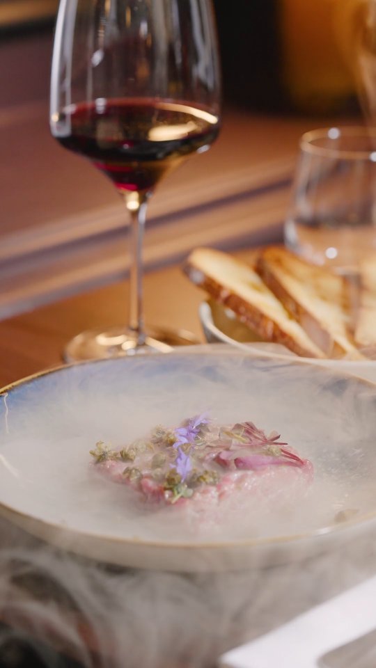 Quand la tradition rencontre l'audace: notre tartare fumé à la minute révèle des arômes uniques ✨️
#lausanne #restaurantlausanne #gastronomie #lausannefood #instafood #lausannetourisme #foodlover